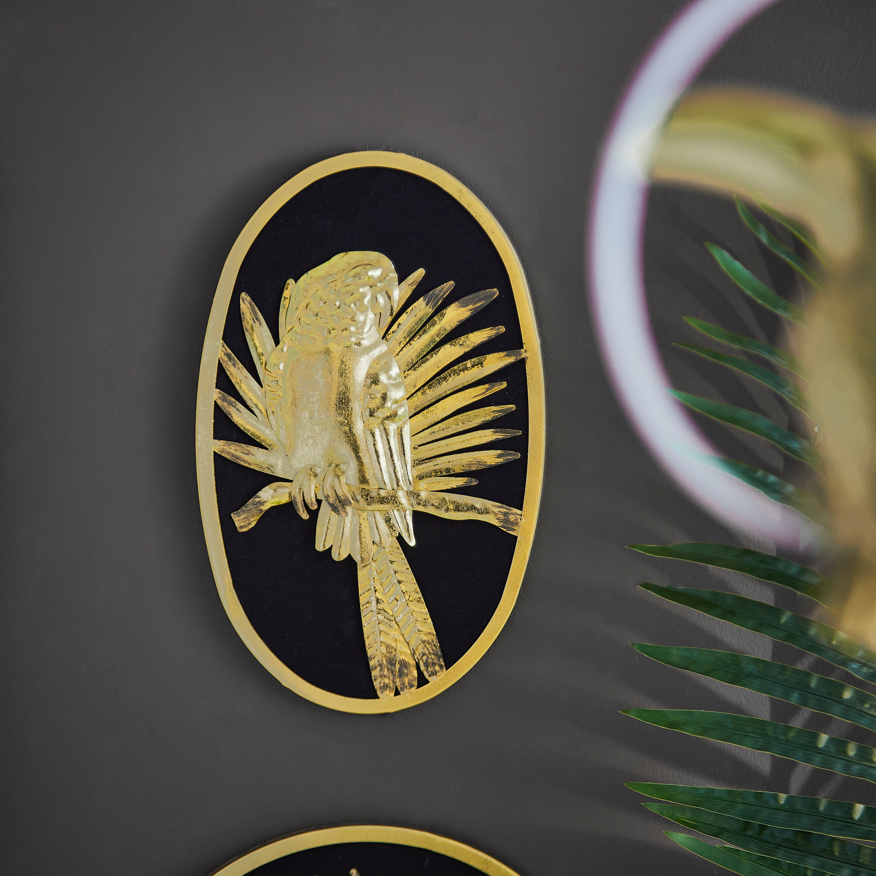 زينة حائط ببغاء معدني من لاتين-hbxdiningroom-walldecor-wallart-image-1