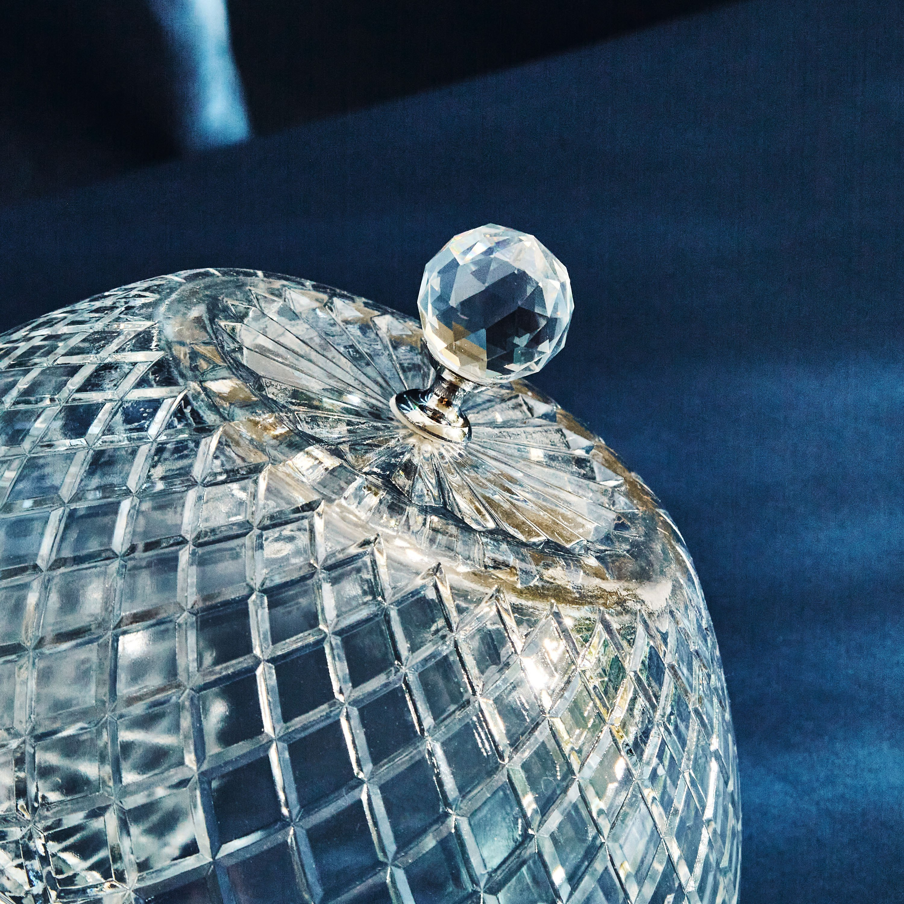 Festive Cake Glass Dome Set - 25x21 cm-hbxdecorandfurnishings-tabletop-serveware-image-3