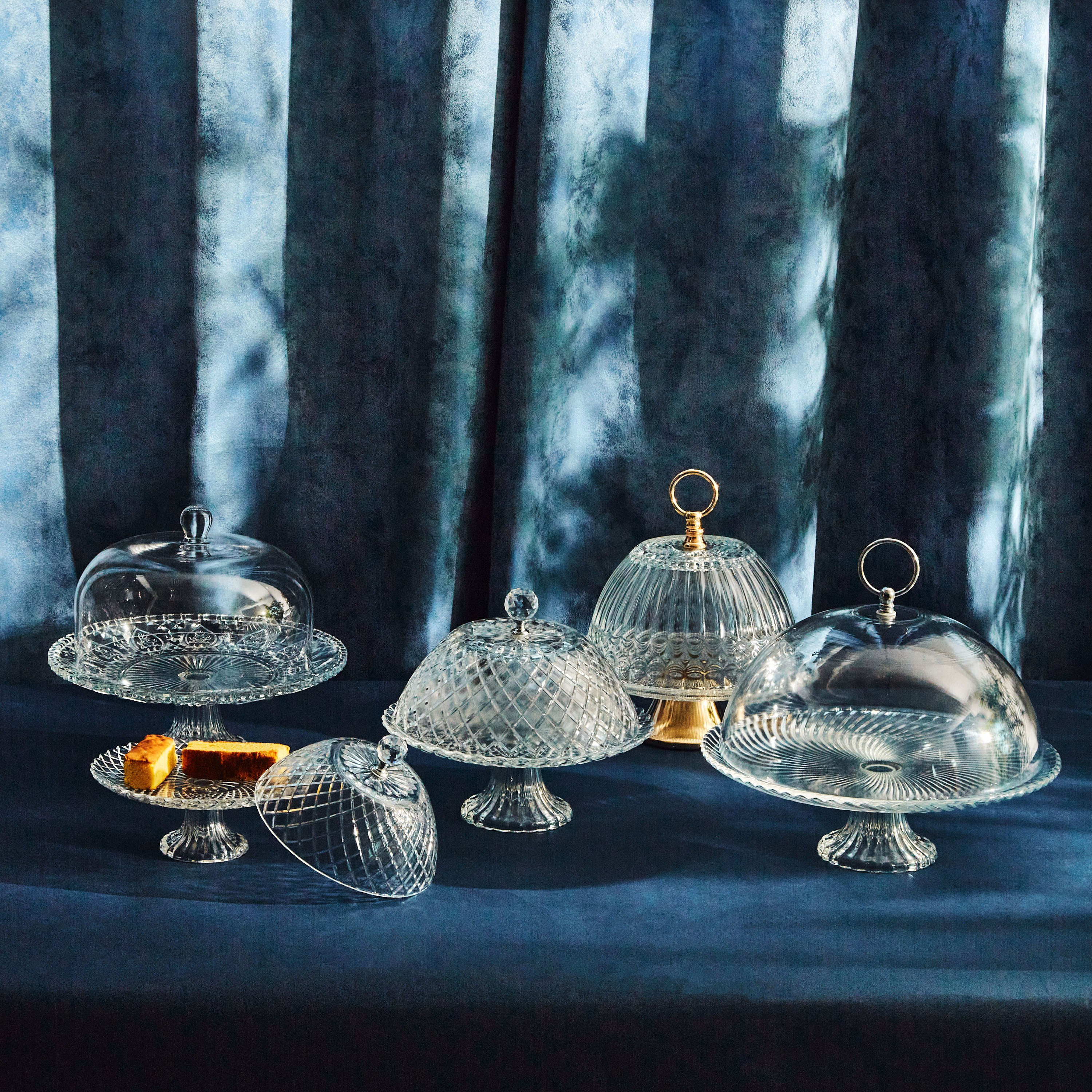 Festive Cake Glass Dome Set - 25x21 cm-hbxdecorandfurnishings-tabletop-serveware-image-5