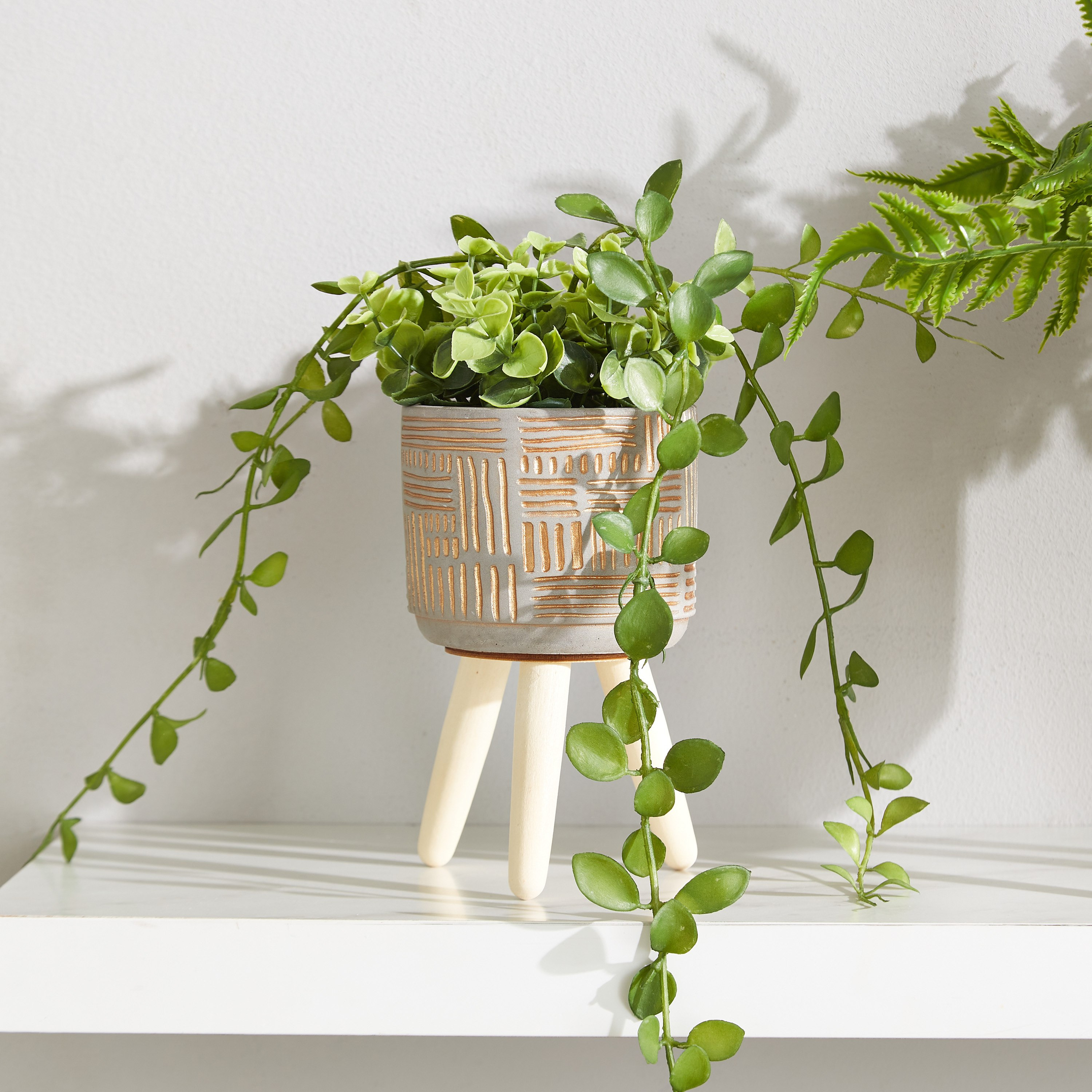 إصيص حديقة إسمنت بقوائم خشبيّة من سيجو-hbxdecorandfurnishings-homeaccessories-artificialflowersandplants-image-1
