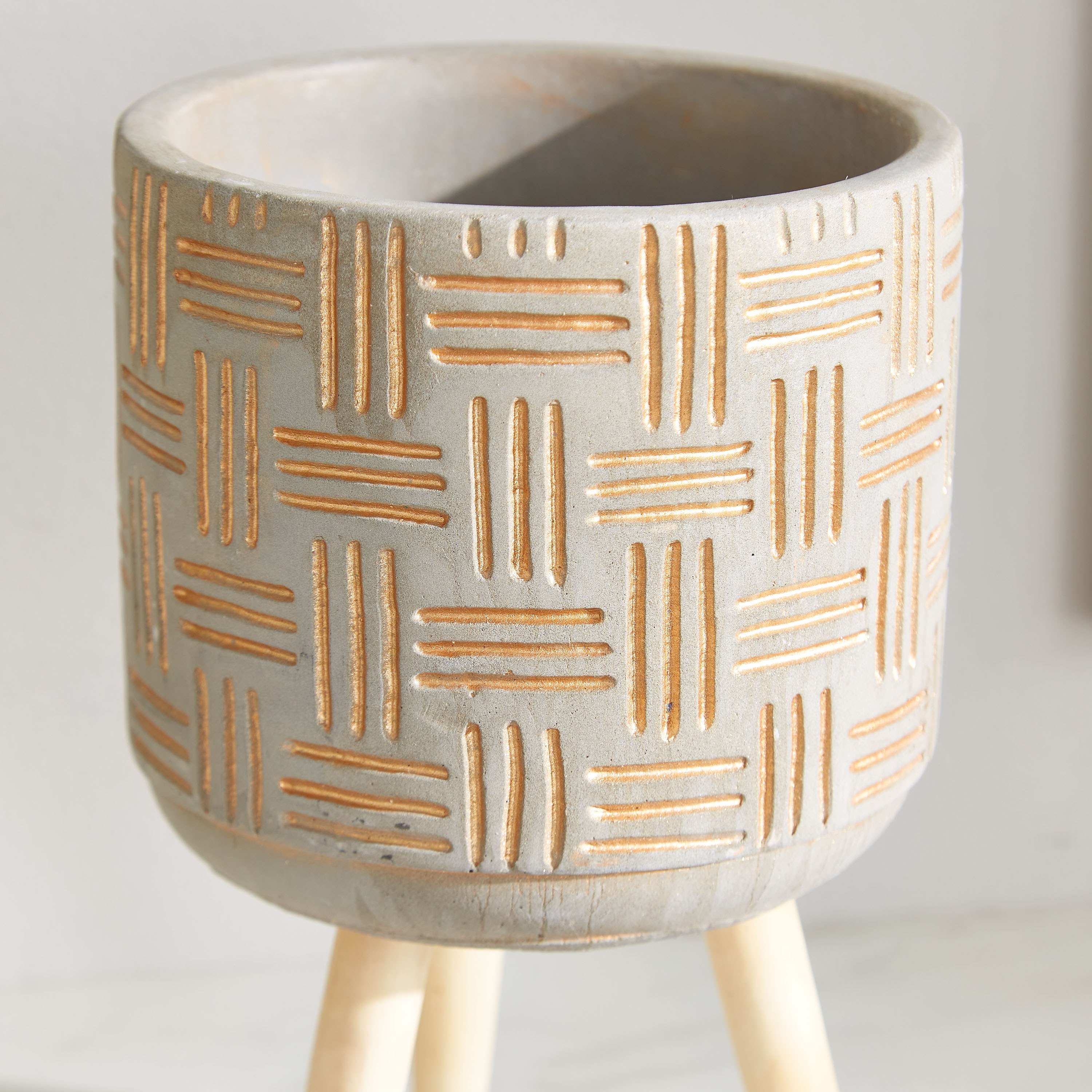 إصيص حديقة إسمنت بقوائم خشبيّة من سيجو-hbxdecorandfurnishings-homeaccessories-artificialflowersandplants-image-3