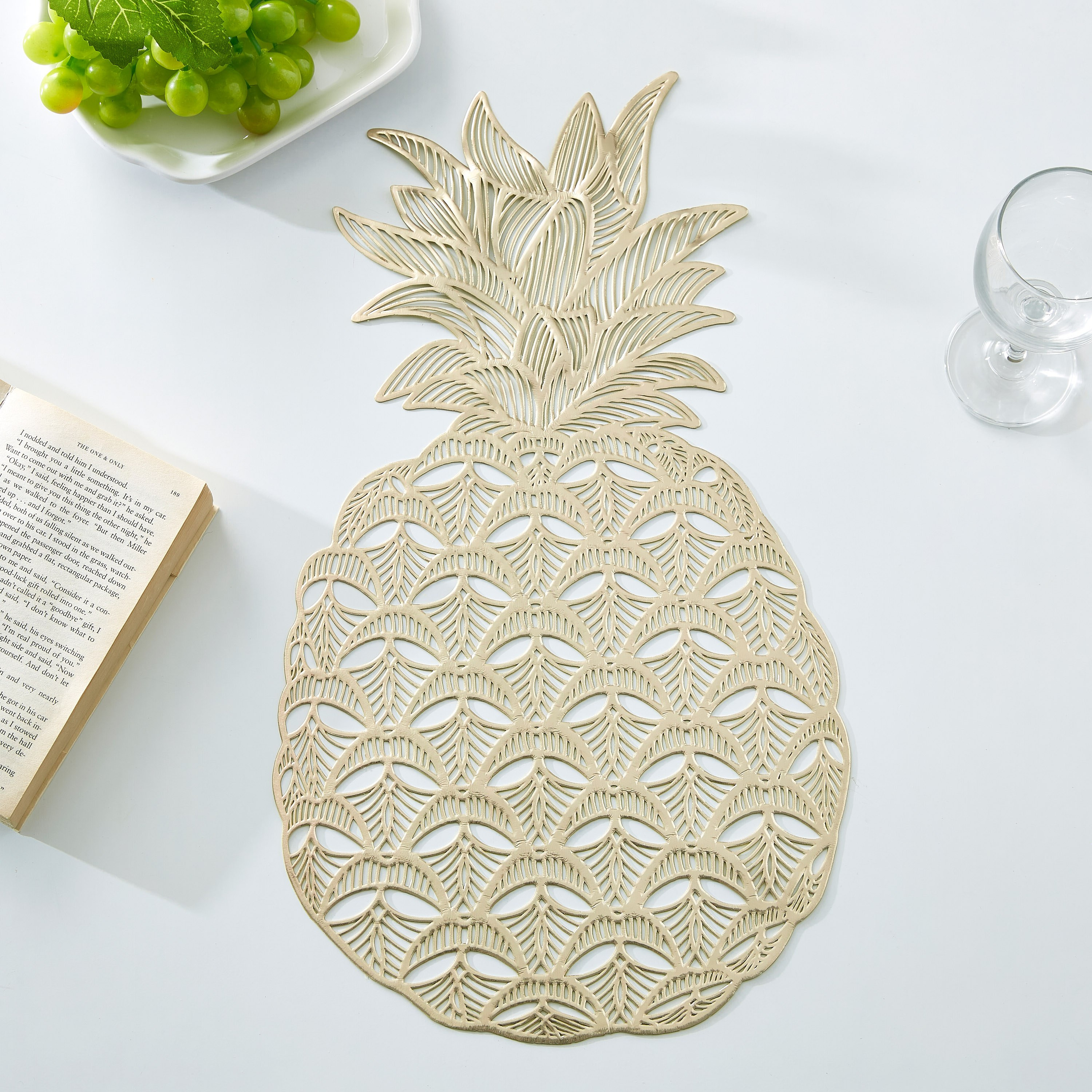 لبادة صحون بي في سي اناناس - 26x47 سم-hbxdecorandfurnishings-homefurnishings-tablelinens-image-1