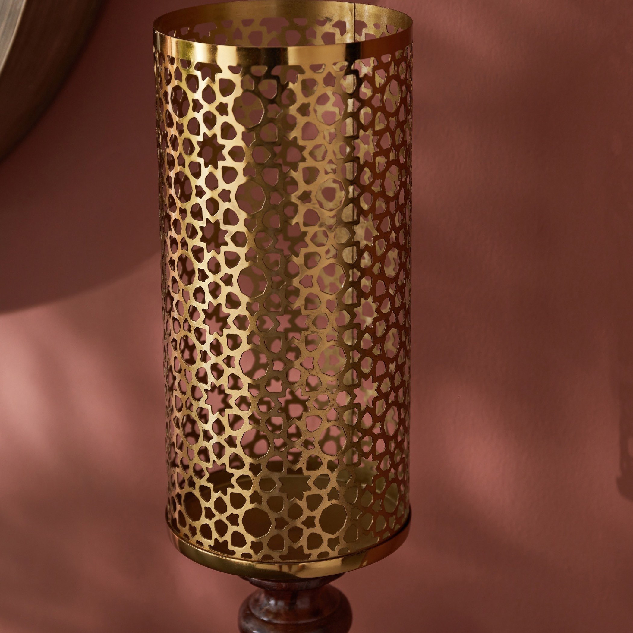 حامل شموع جالي معدني بتصميم فانوس من مشربية مهر-hbxlivingroom-decorandaccessories-candleholders-image-3