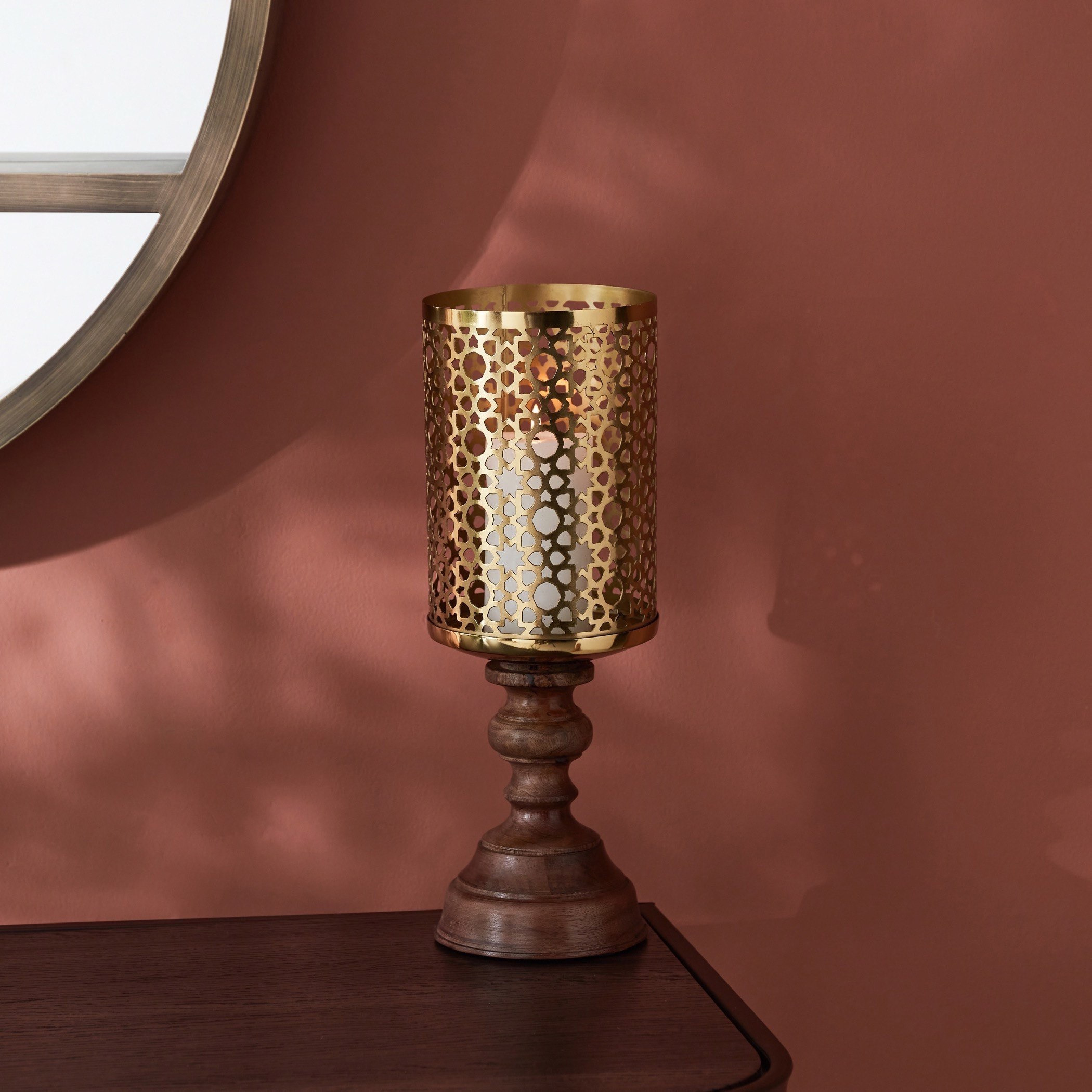 حامل شموع صغير بتصميم فانوس معدني جالي من مشربية مهر - 13.3x13.3x36 سم-hbxlivingroom-decorandaccessories-candleholders-image-1