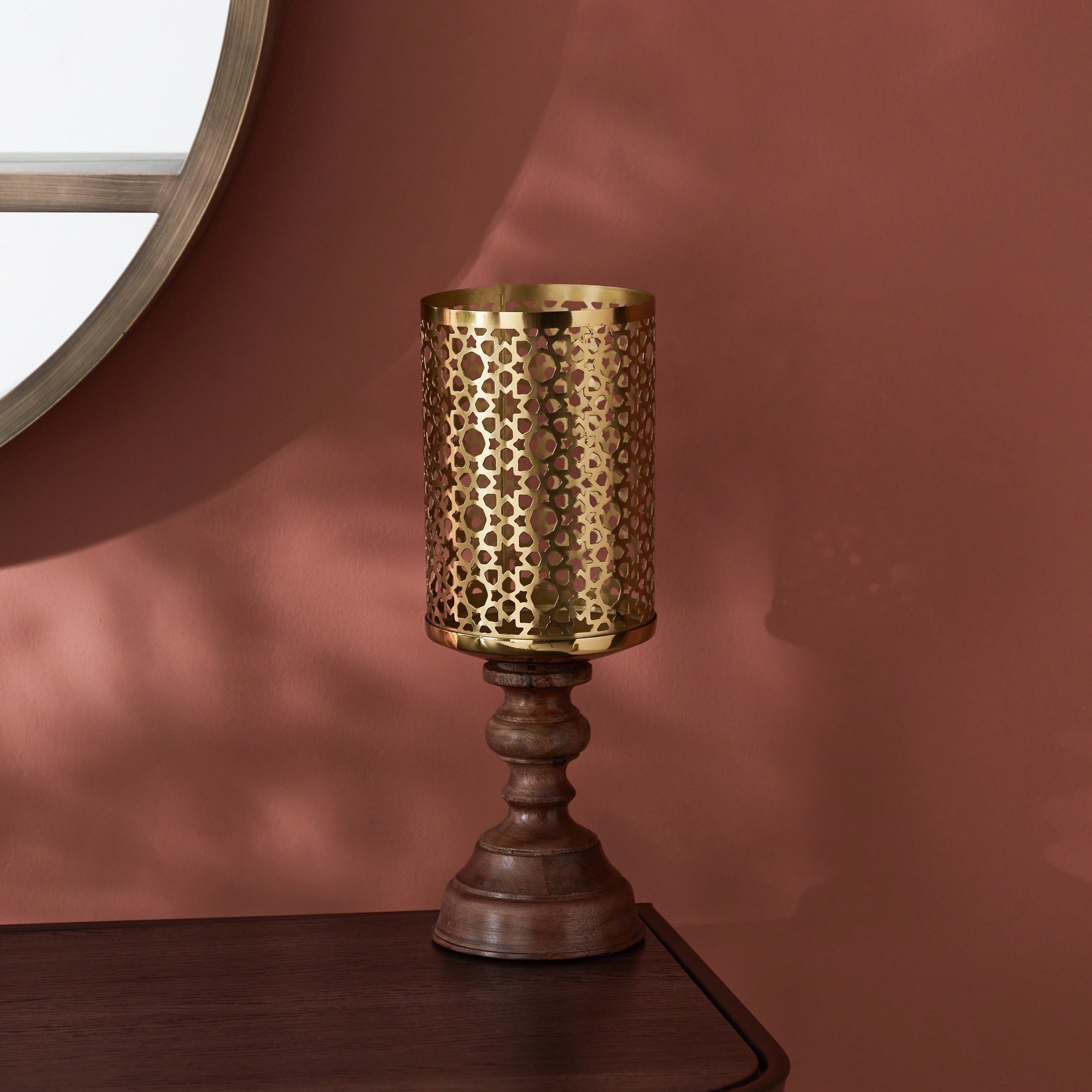 حامل شموع صغير بتصميم فانوس معدني جالي من مشربية مهر - 13.3x13.3x36 سم-hbxlivingroom-decorandaccessories-candleholders-image-2