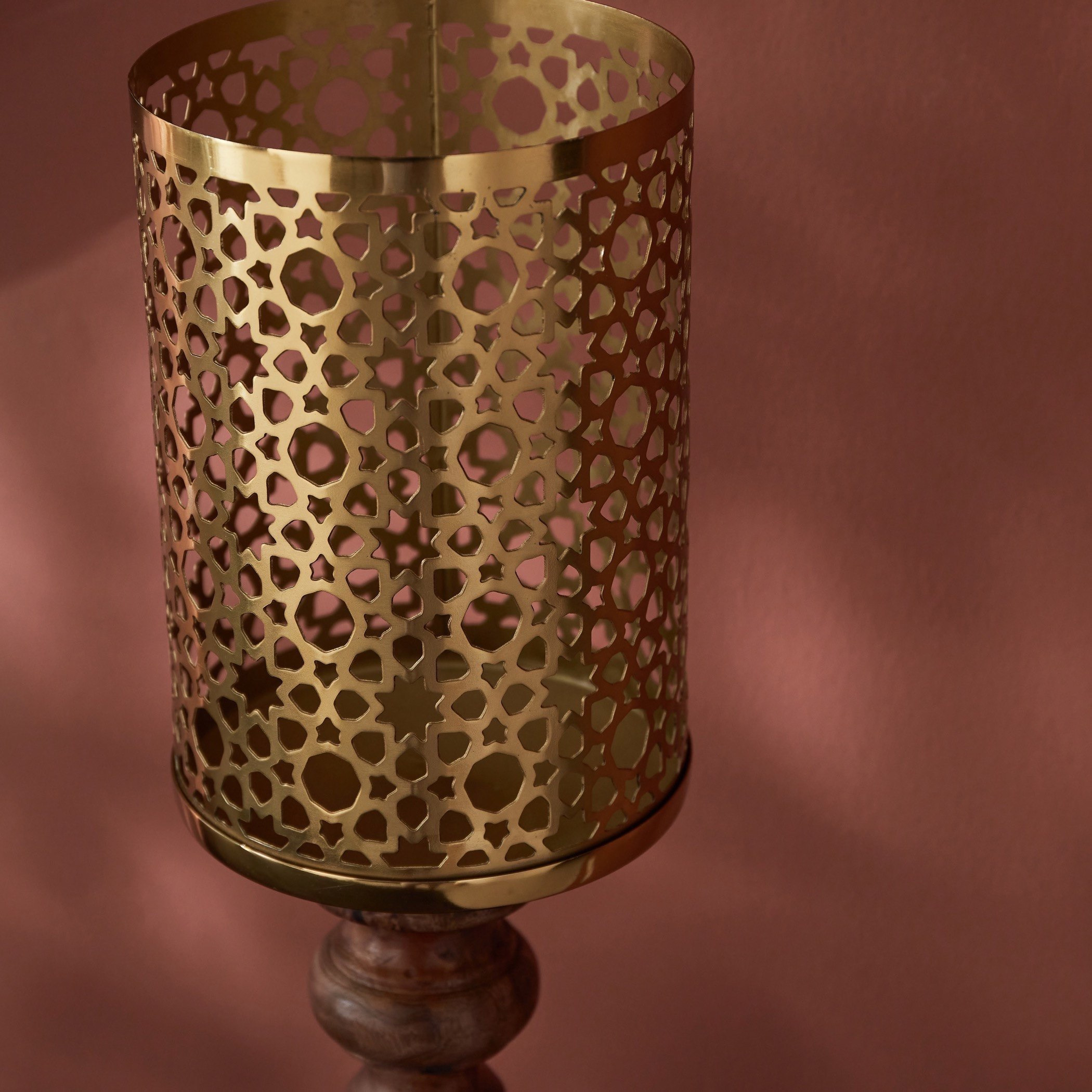 حامل شموع صغير بتصميم فانوس معدني جالي من مشربية مهر - 13.3x13.3x36 سم-hbxlivingroom-decorandaccessories-candleholders-image-3