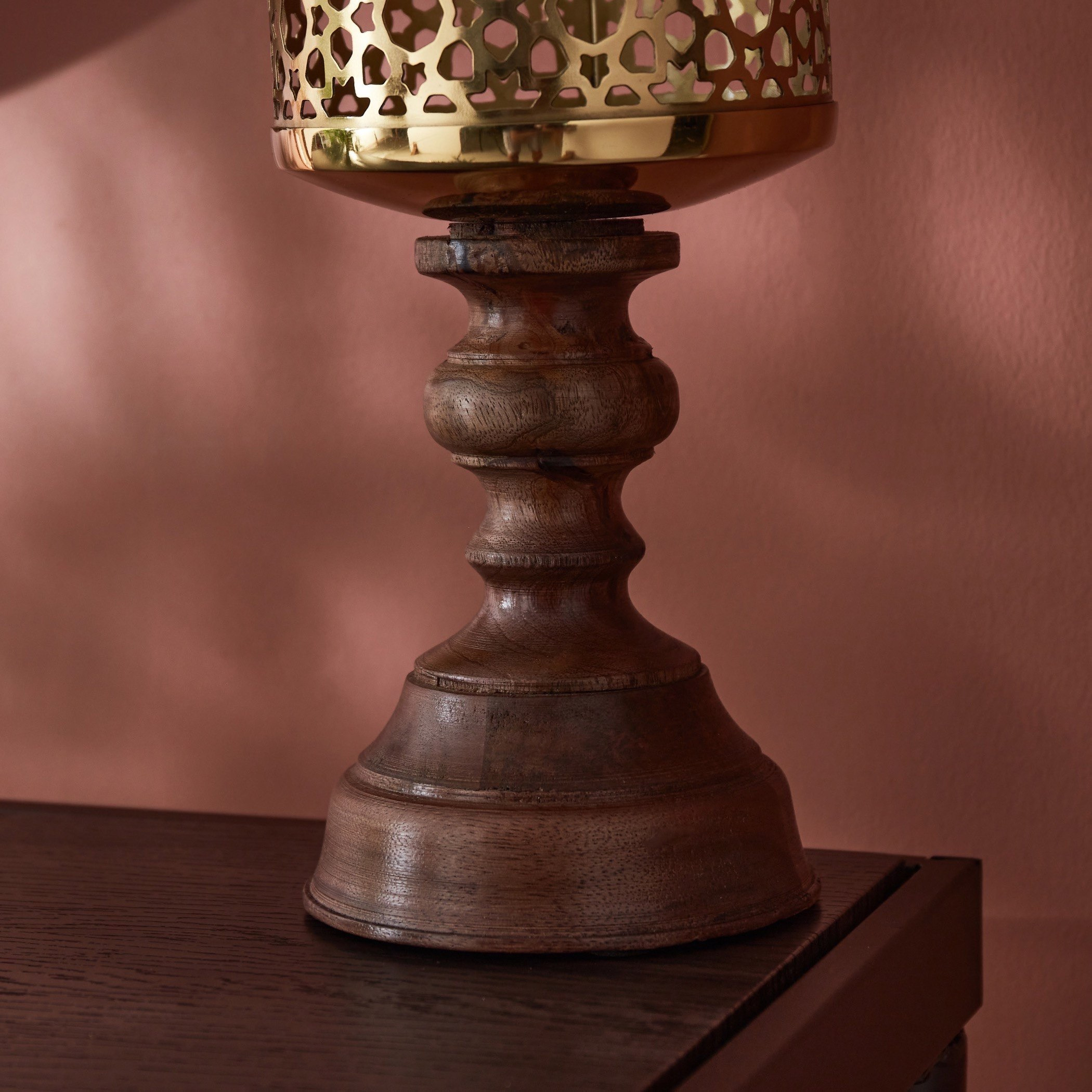 حامل شموع صغير بتصميم فانوس معدني جالي من مشربية مهر - 13.3x13.3x36 سم-hbxlivingroom-decorandaccessories-candleholders-image-4