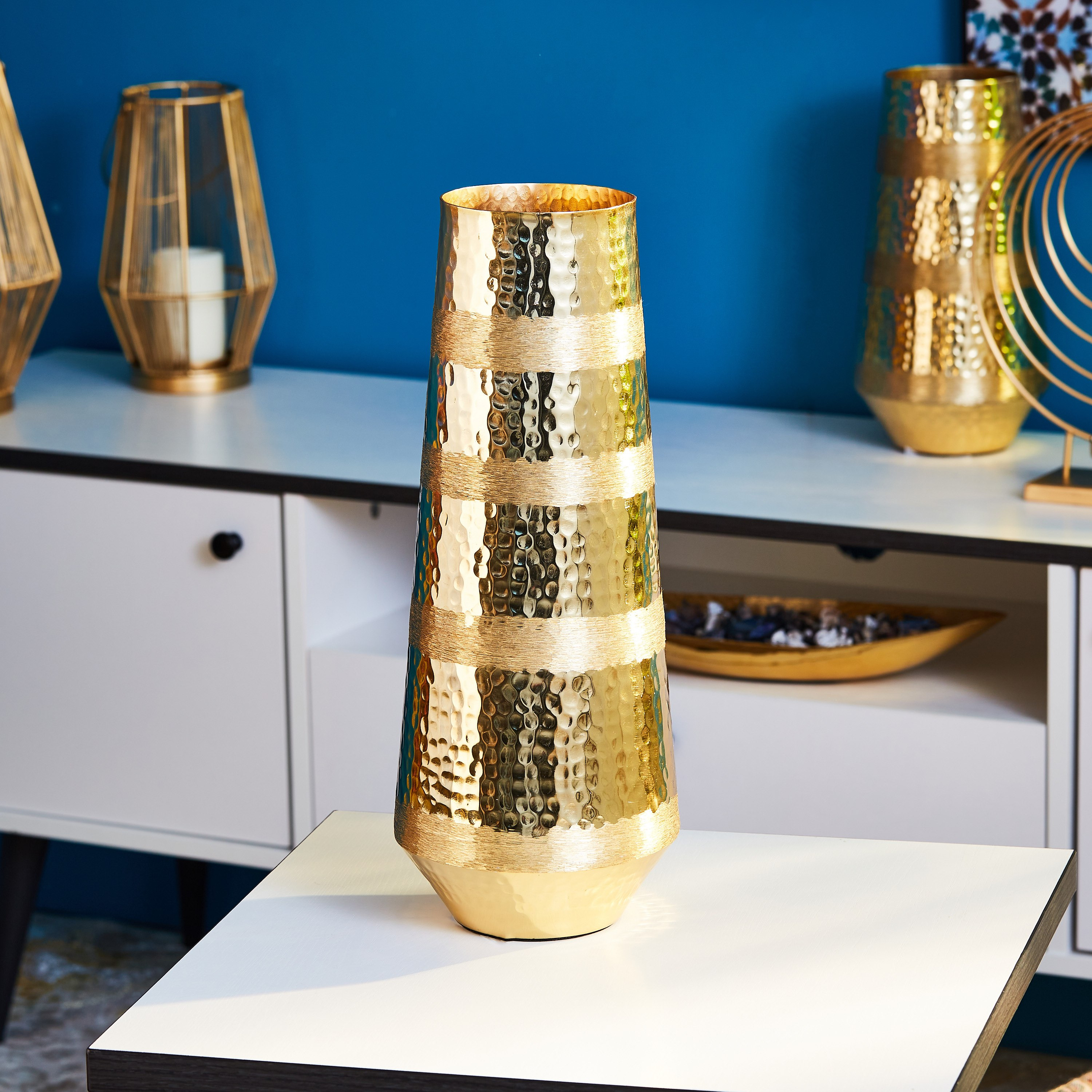 مزهريّة معدنيّة مقلّمة من انايا-hbxbedroom-decorandaccessories-vases-image-1