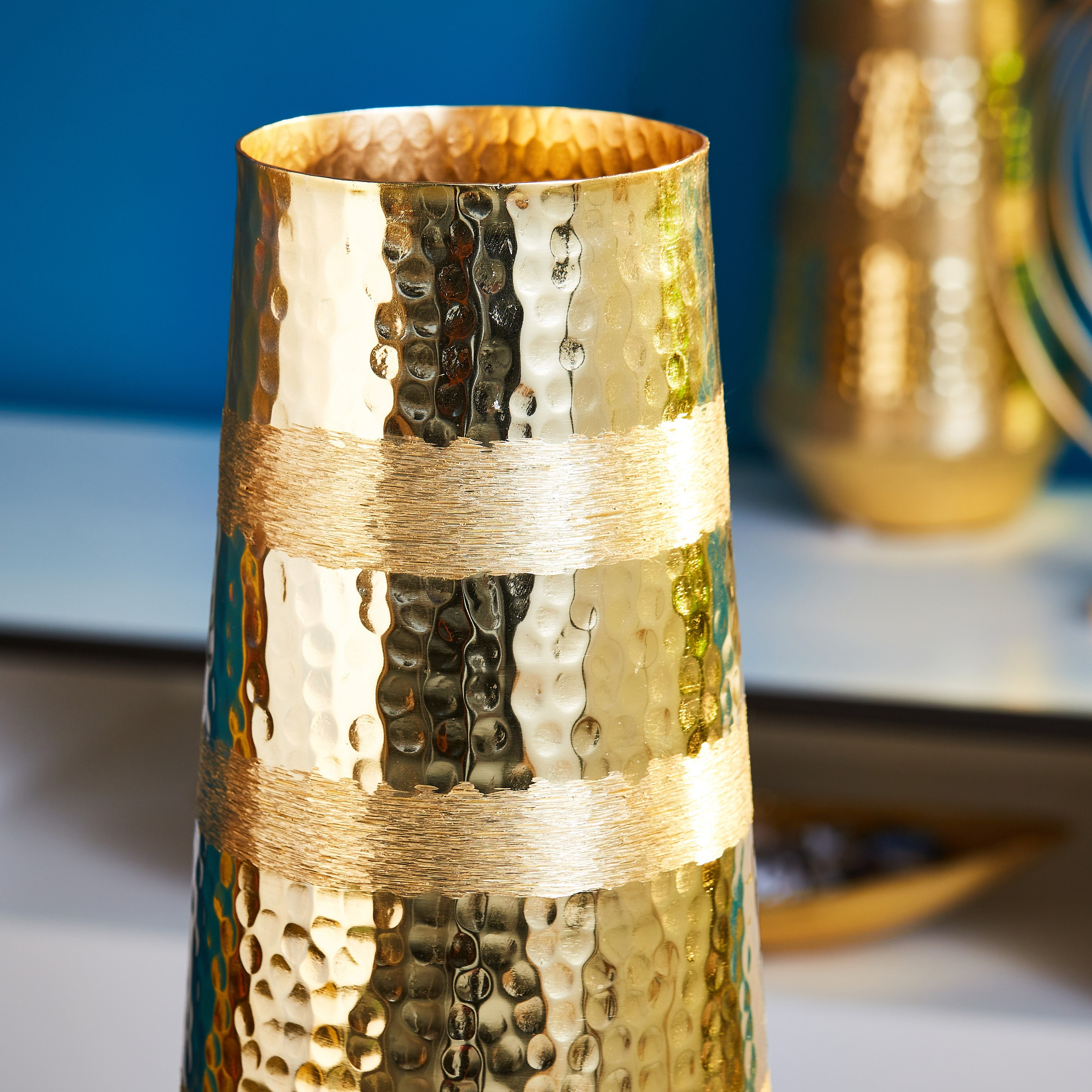 مزهريّة معدنيّة مقلّمة من انايا-hbxbedroom-decorandaccessories-vases-image-2