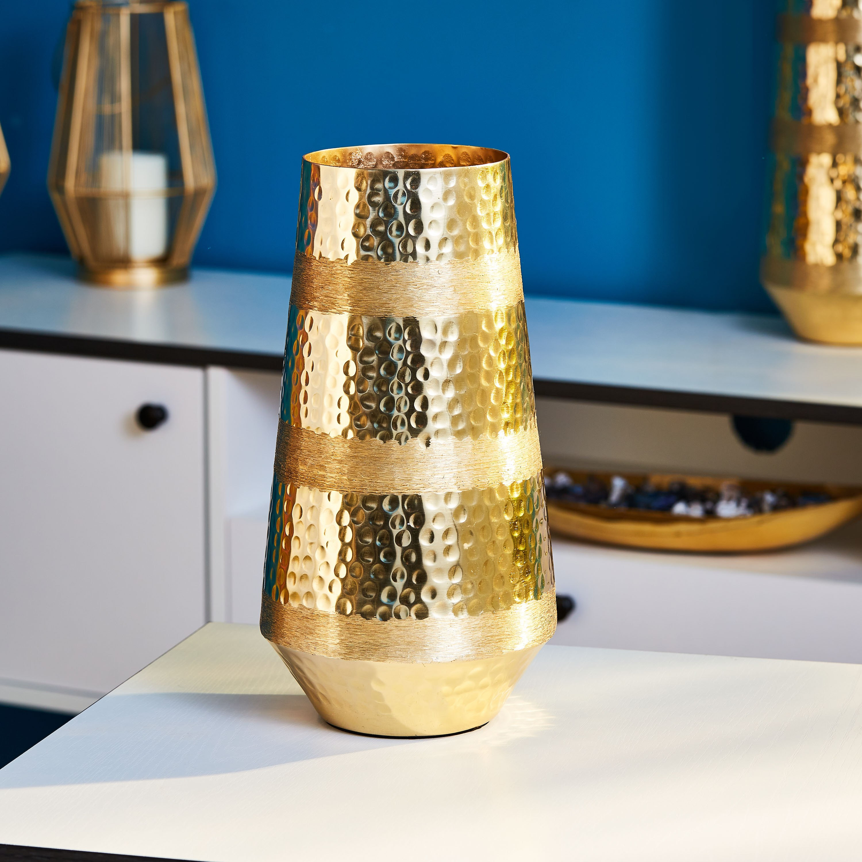مزهريّة معدنيّة مقلّمة من انايا-hbxbedroom-decorandaccessories-vases-image-1