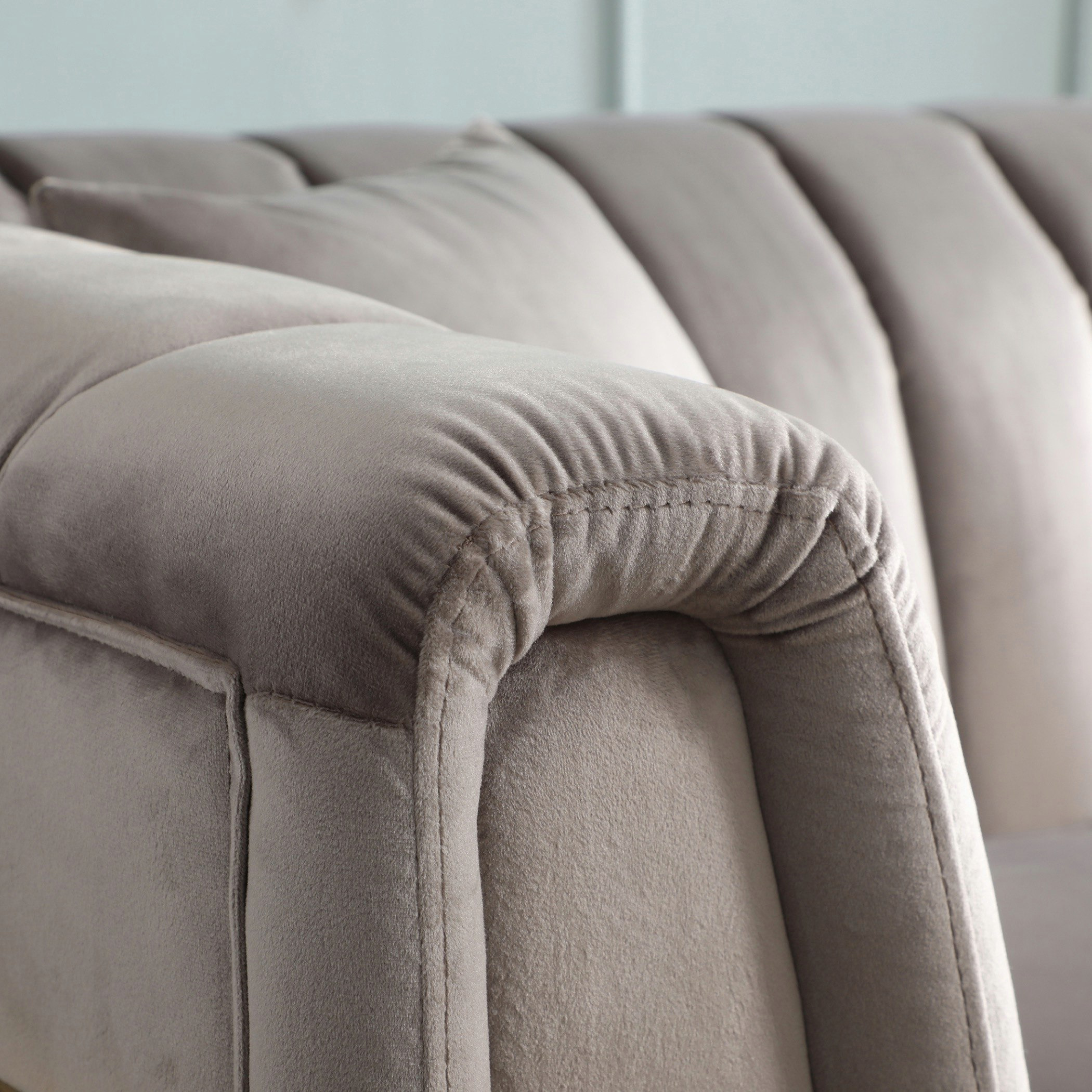كنبة مخمليّة 3 مقاعد من آندس-hbxlivingroom-sofasandarmchairs-sofas-image-5