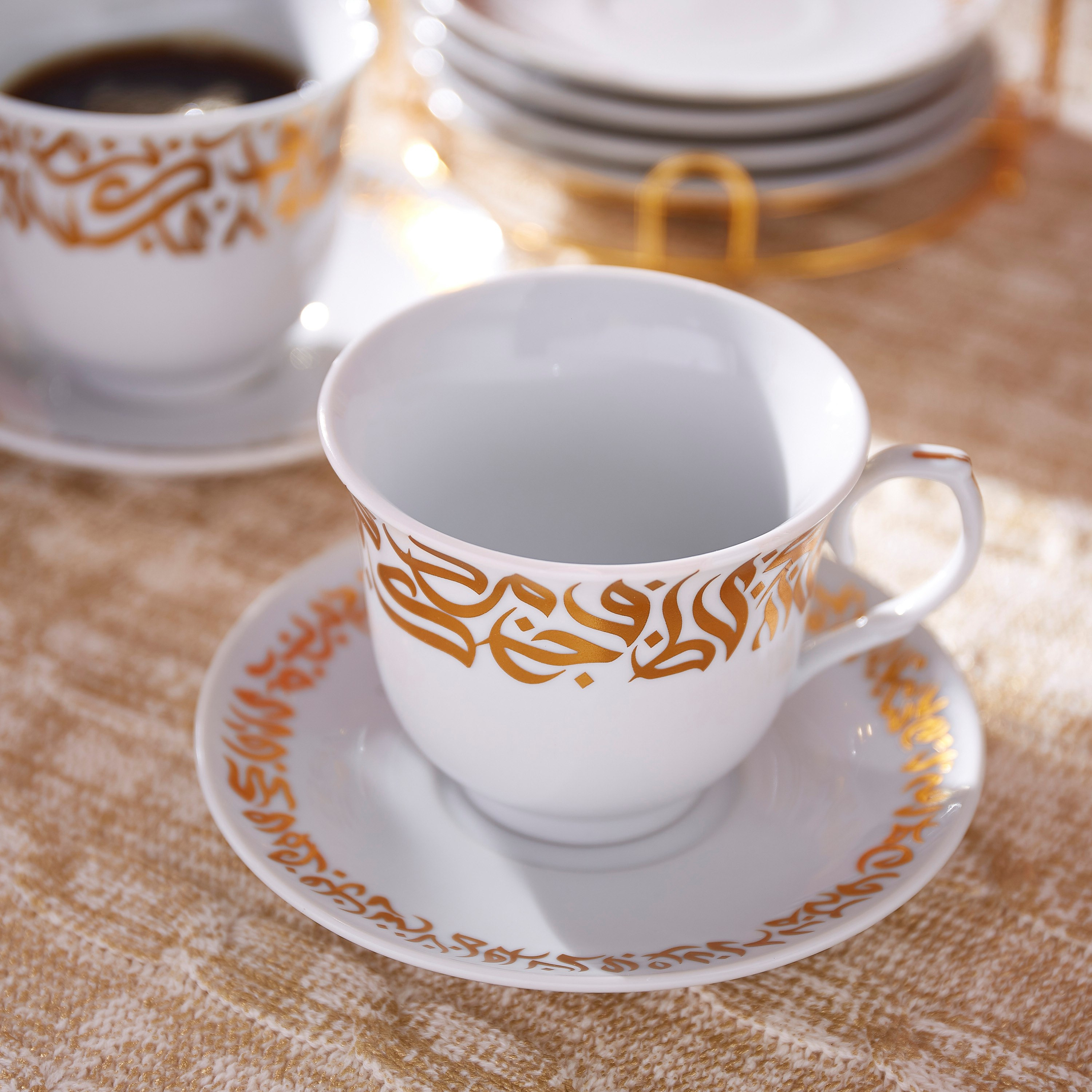 طقم فناجين وأطباق وحامل بطبعات كاليجرافي- من 13 قطعة-hbxhomeware-hbxkitchen-image-2