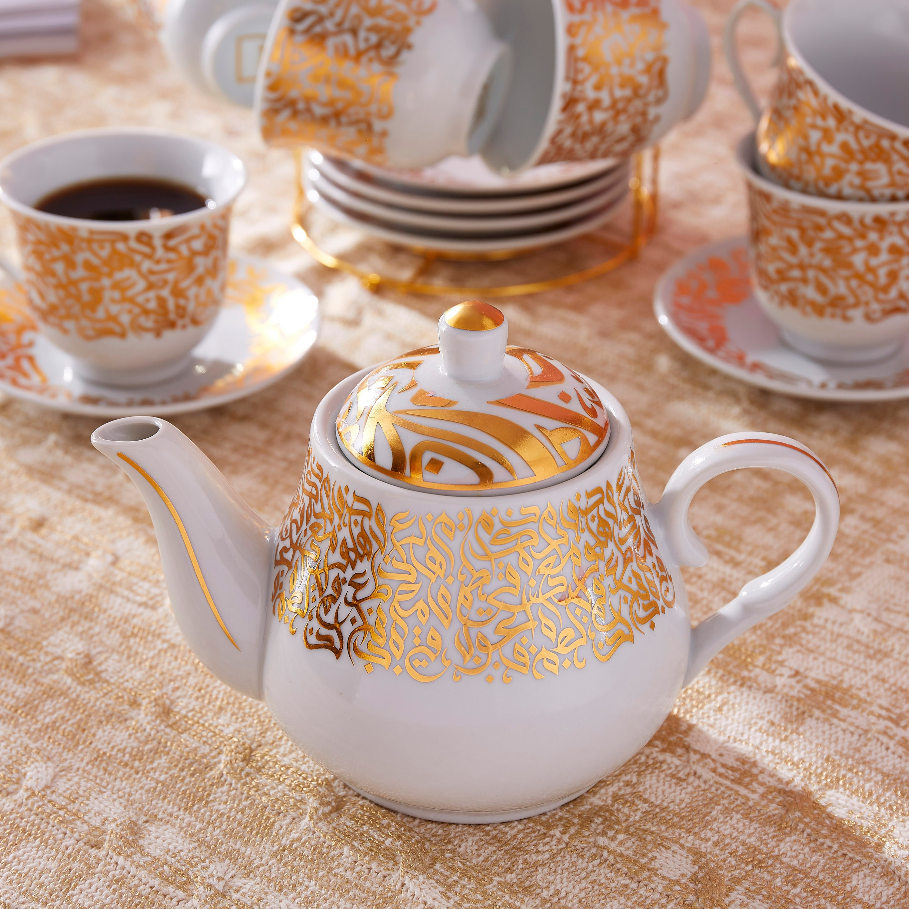 طقم جلسة شاي مع حامل بتصميم كاليجرافي - 15 قطعة-hbxhomeware-diningandtabletop-coffeeandteasets-image-3