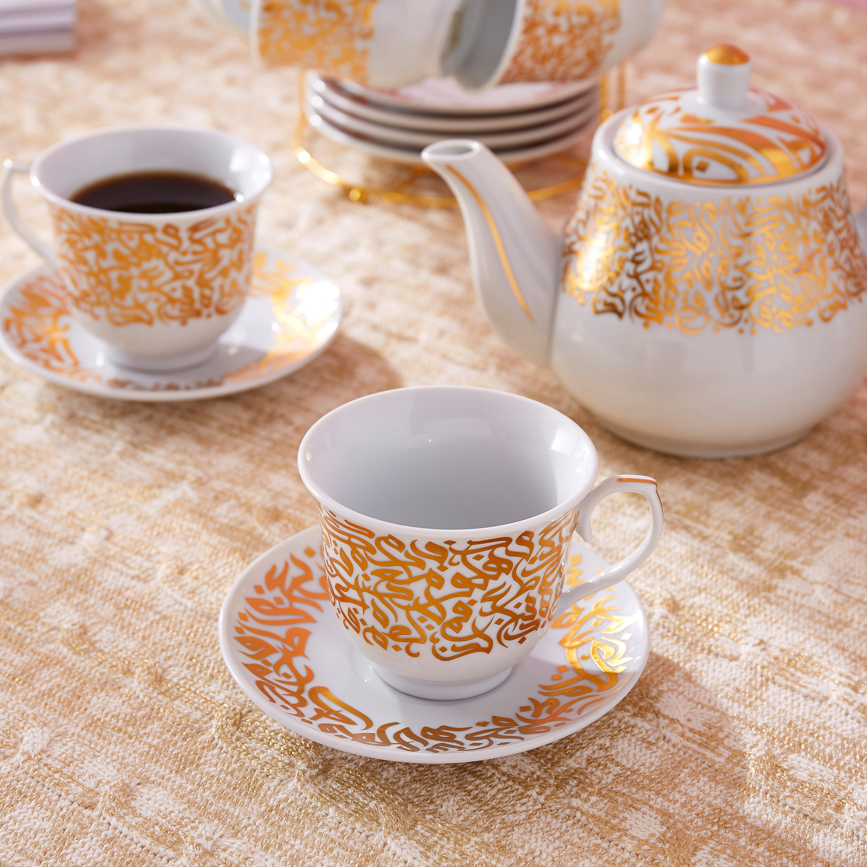 طقم جلسة شاي مع حامل بتصميم كاليجرافي - 15 قطعة-hbxhomeware-diningandtabletop-coffeeandteasets-image-4