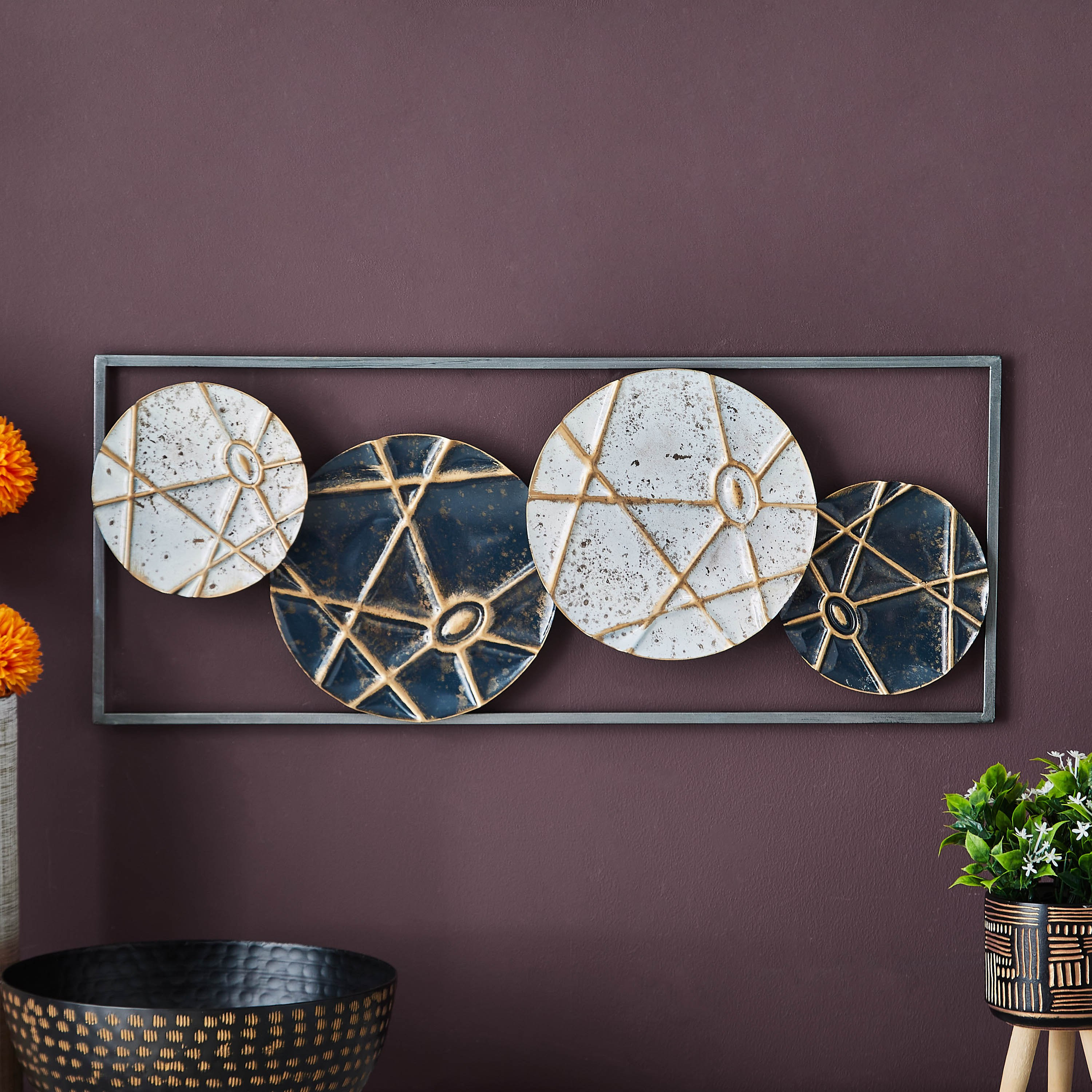 زينة حائط مؤطرة لدوائر معدنية بخطوط من آريس-hbxdiningroom-walldecor-wallart-image-1
