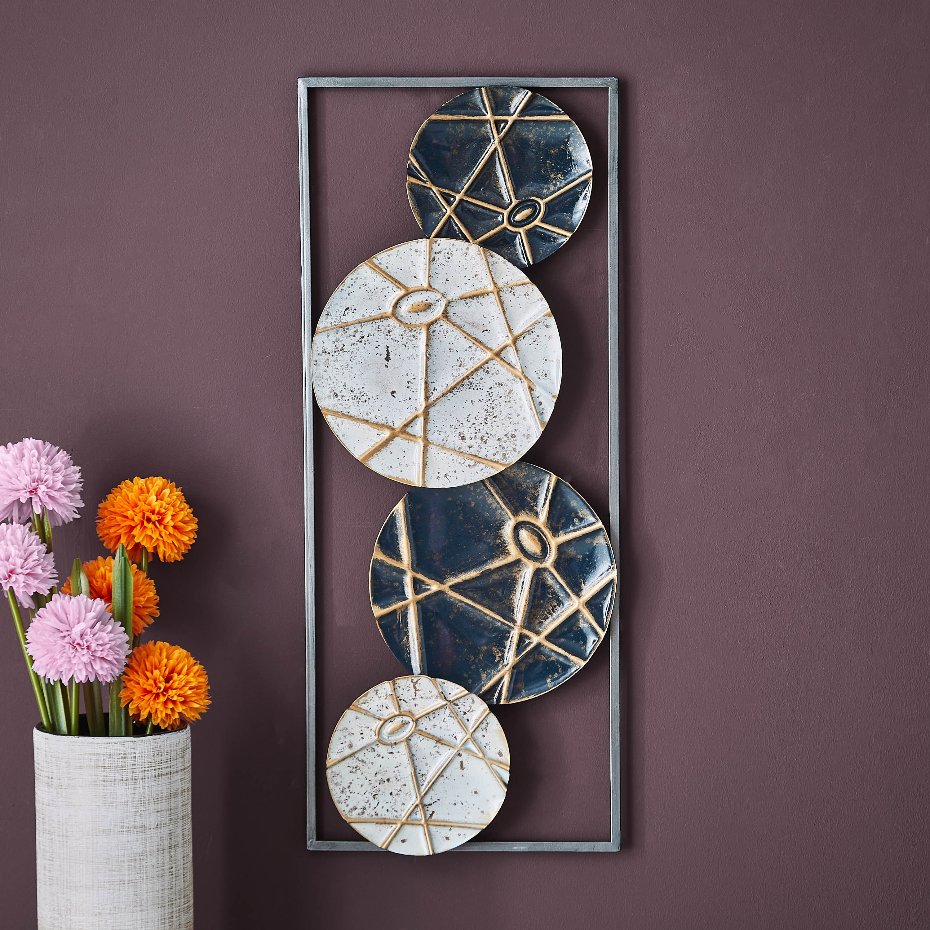 زينة حائط مؤطرة لدوائر معدنية بخطوط من آريس-hbxdiningroom-walldecor-wallart-image-2