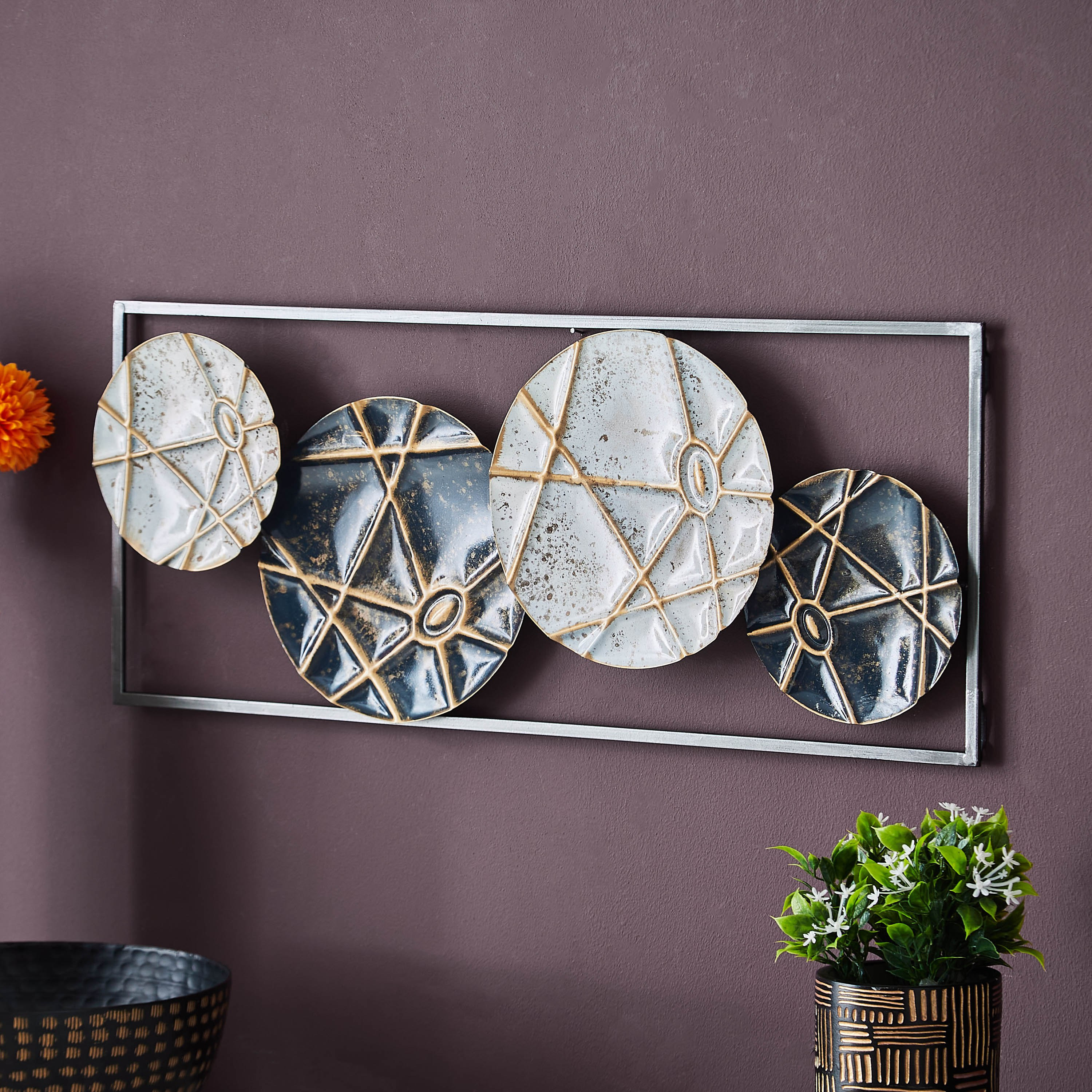 زينة حائط مؤطرة لدوائر معدنية بخطوط من آريس-hbxdiningroom-walldecor-wallart-image-3