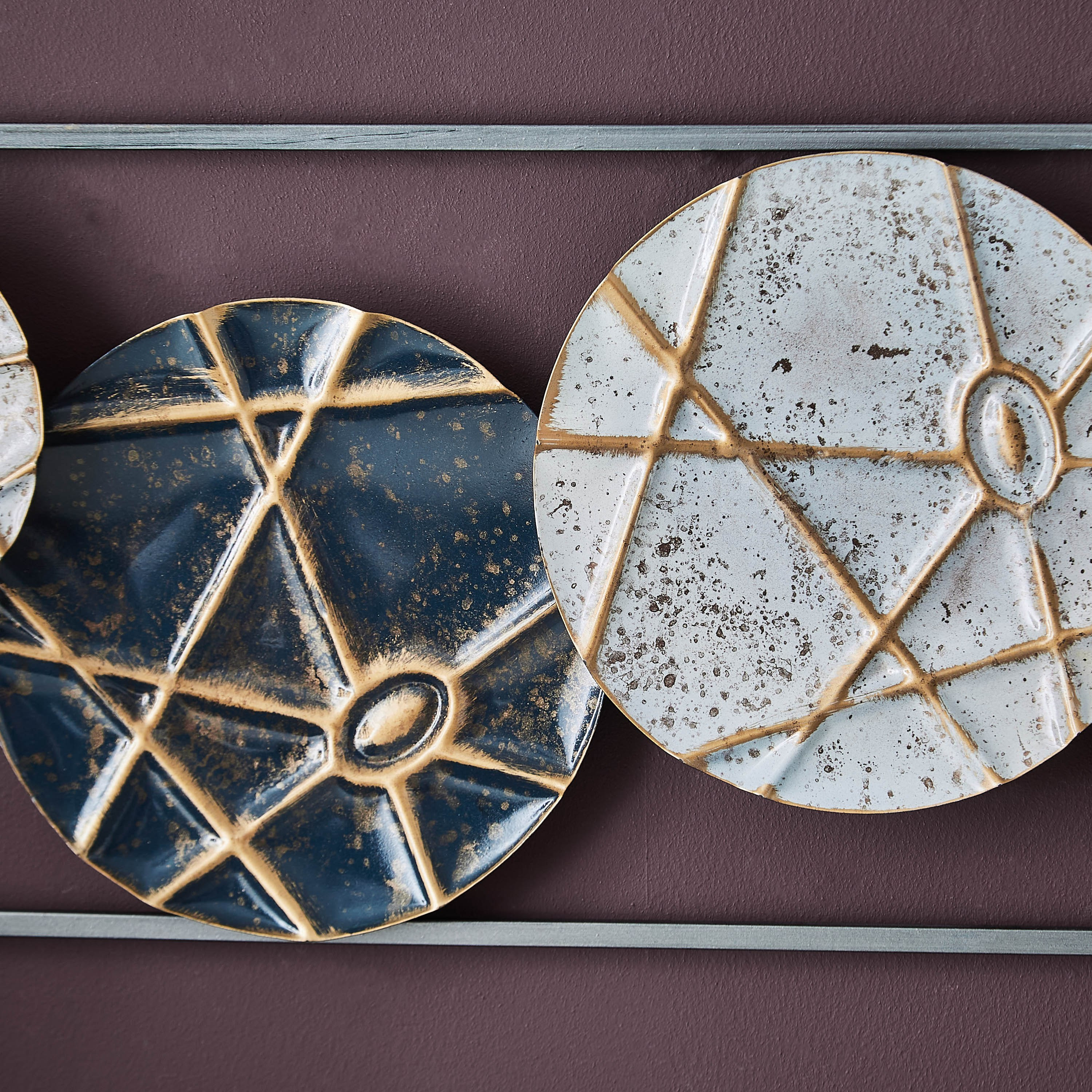 زينة حائط مؤطرة لدوائر معدنية بخطوط من آريس-hbxdiningroom-walldecor-wallart-image-4