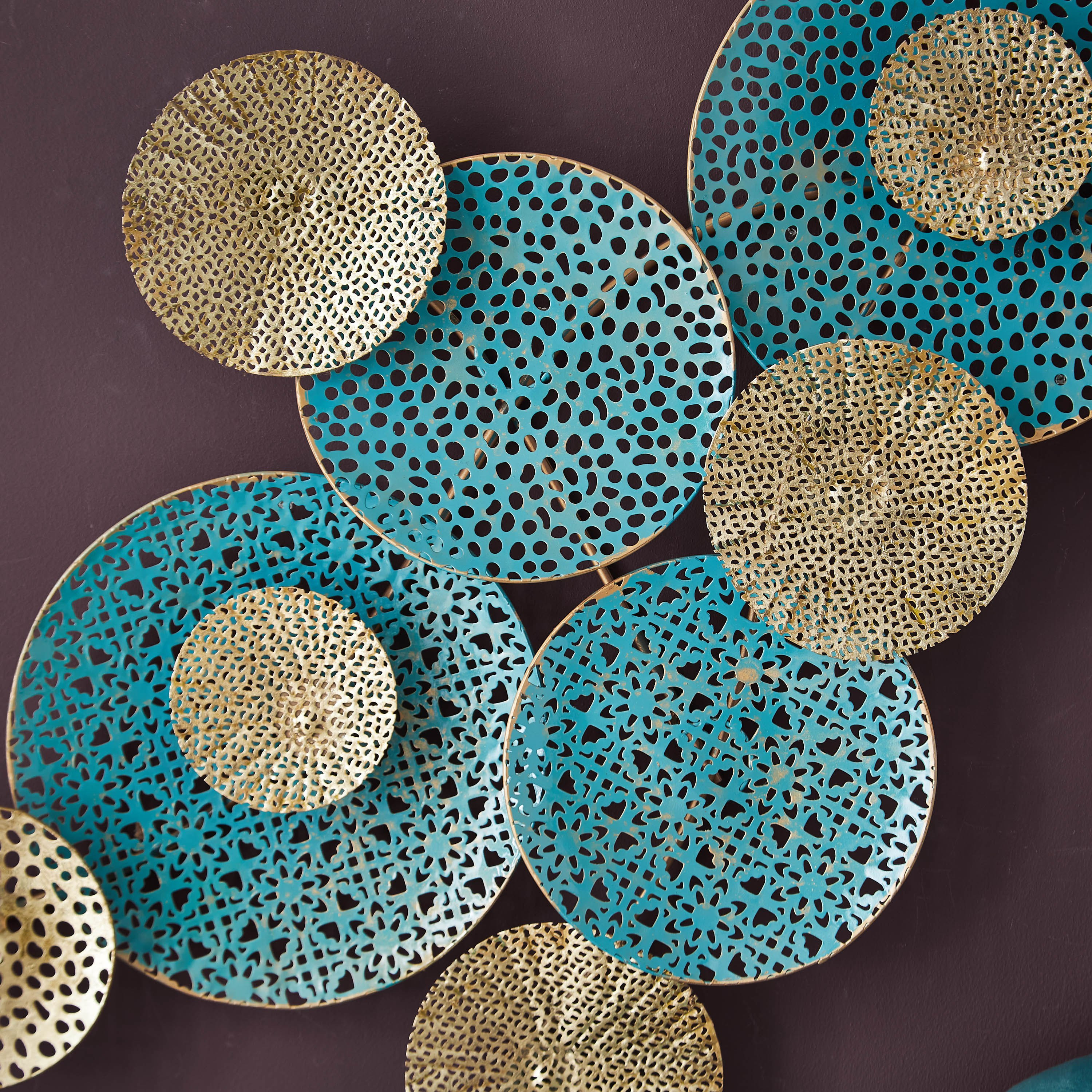 زينة حائط مستديرة معدنية من آريس-hbxdiningroom-walldecor-wallart-image-3