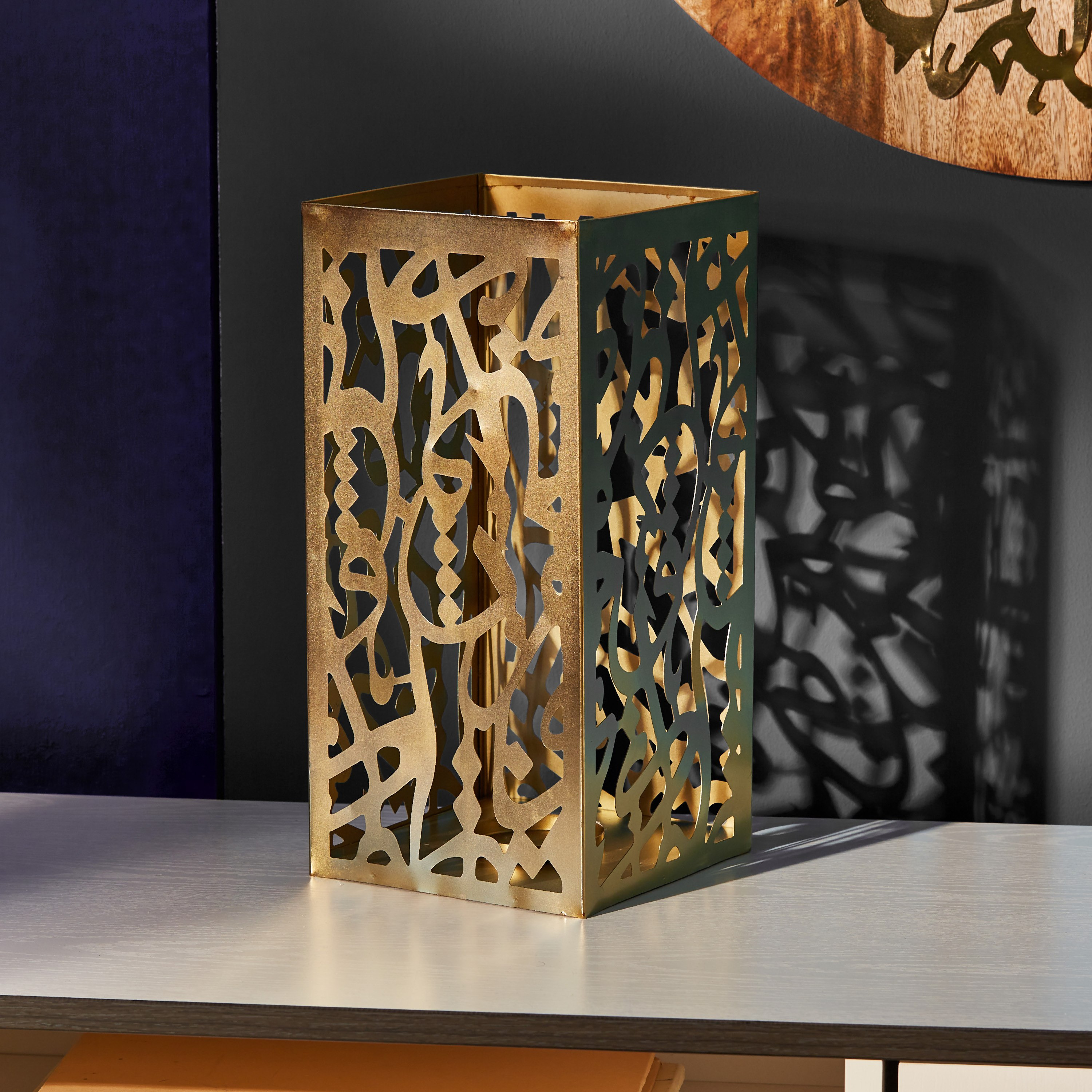 حامل شموع معدني بفن الخط من آفرين-hbxlivingroom-decorandaccessories-candleholders-image-1