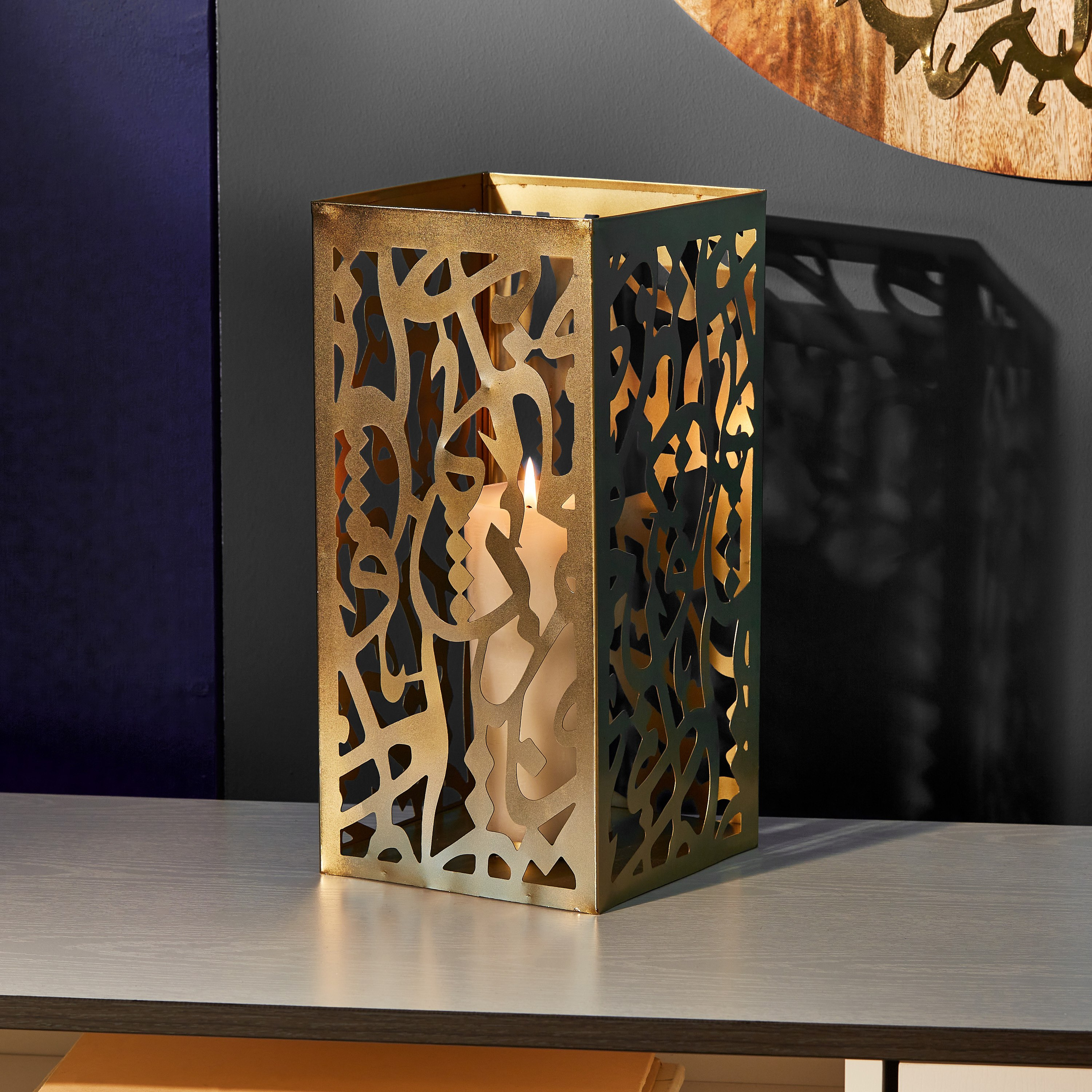 حامل شموع معدني بفن الخط من آفرين-hbxlivingroom-decorandaccessories-candleholders-image-2