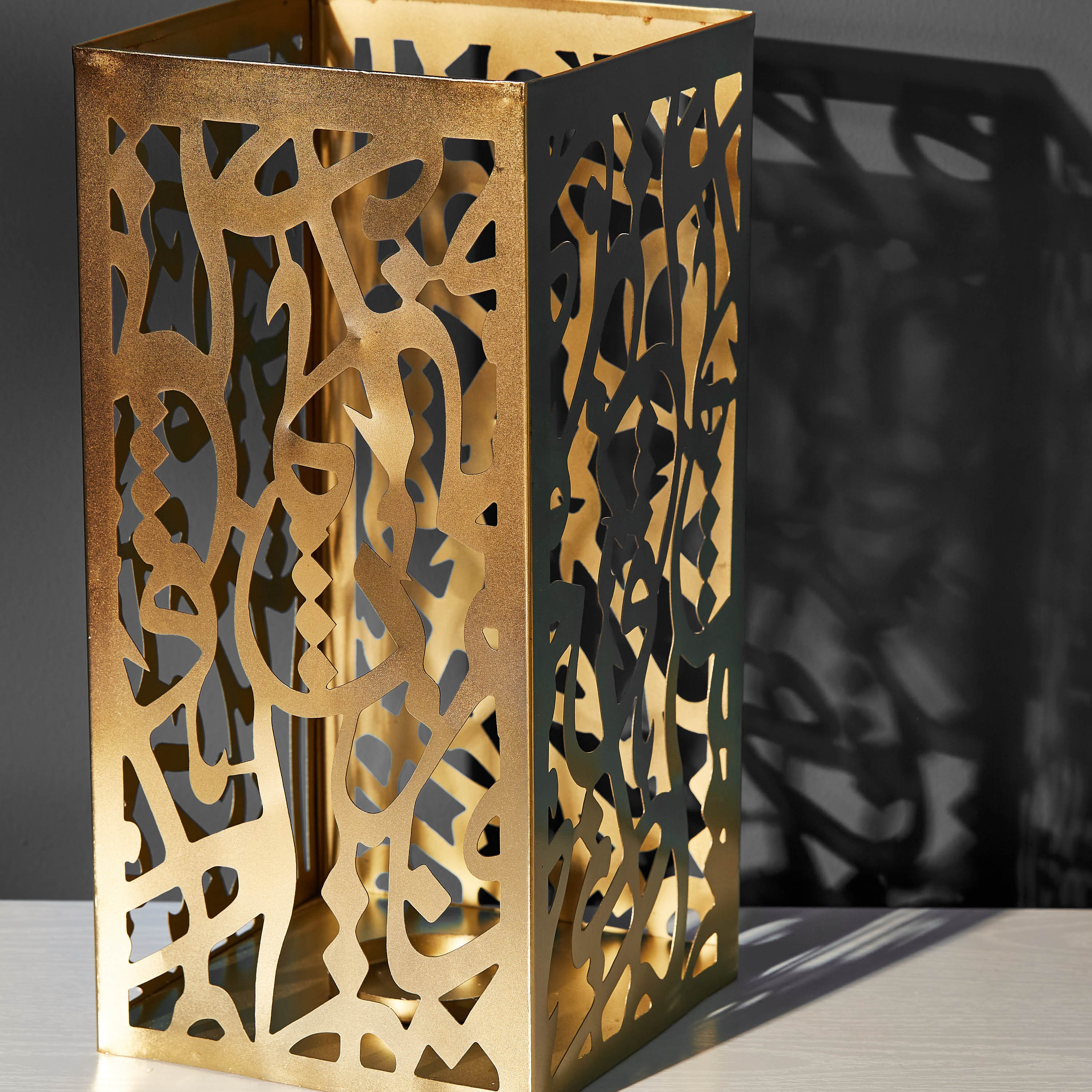 حامل شموع معدني بفن الخط من آفرين-hbxlivingroom-decorandaccessories-candleholders-image-3