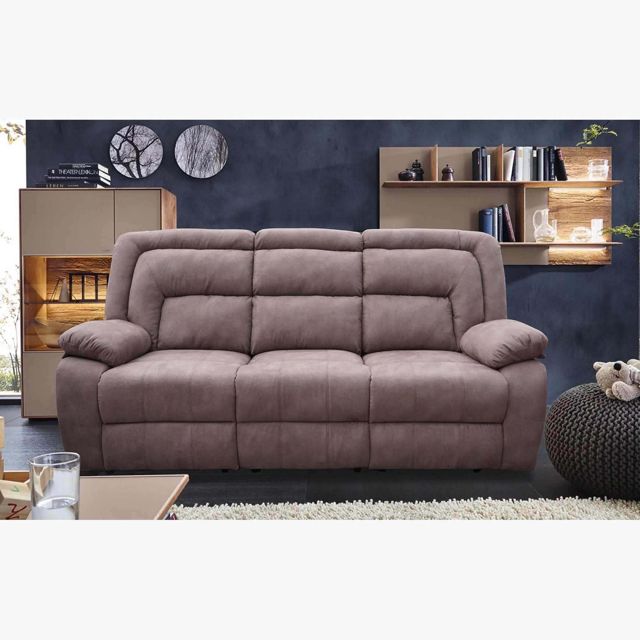 كنبة استرخاء قماشيّة شبه جلد 3 مقاعد من ويمبلي-hbxlivingroom-sofasandarmchairs-sofas-image-1