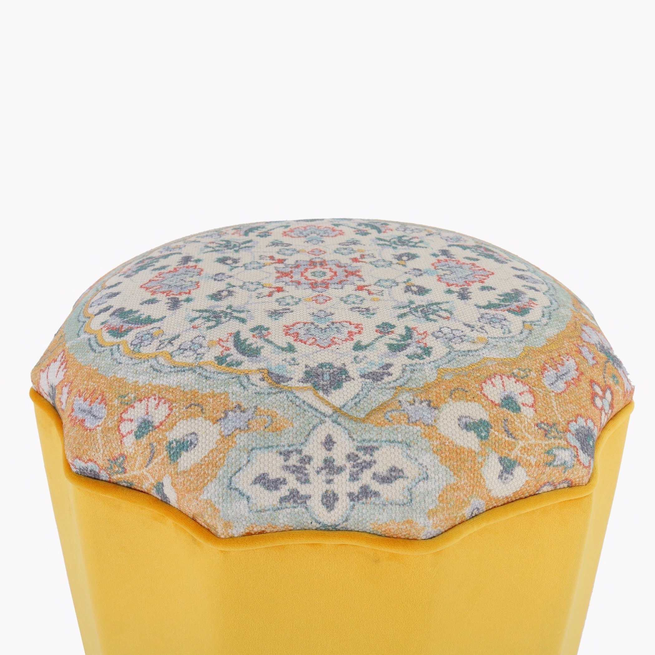 مسند قدم من كارولينا-hbxlivingroom-sofasandarmchairs-ottomansandfootstools-image-3
