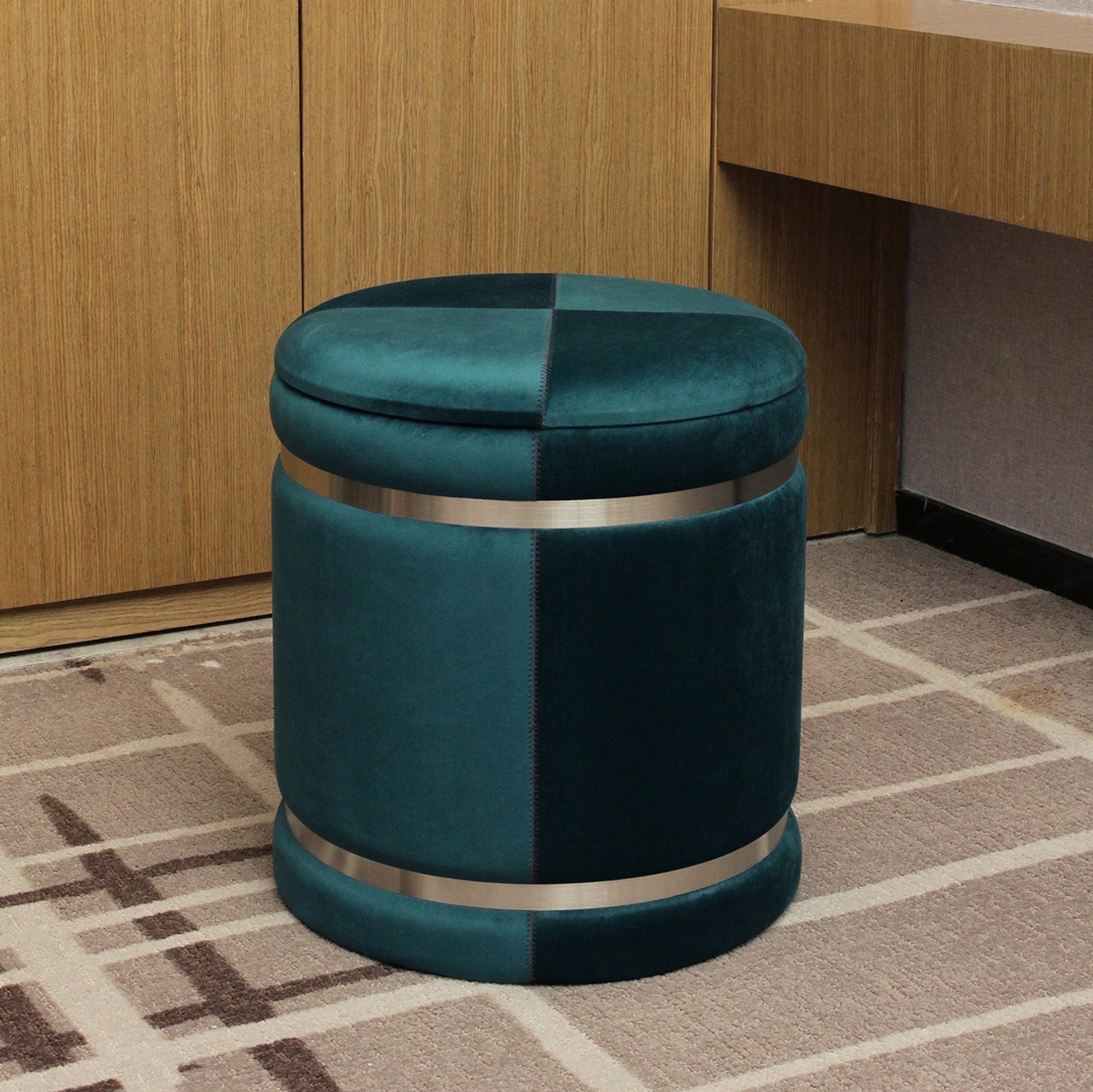 مسند قدم بوحدة تخزين من كروما-hbxlivingroom-sofasandarmchairs-ottomansandfootstools-image-2