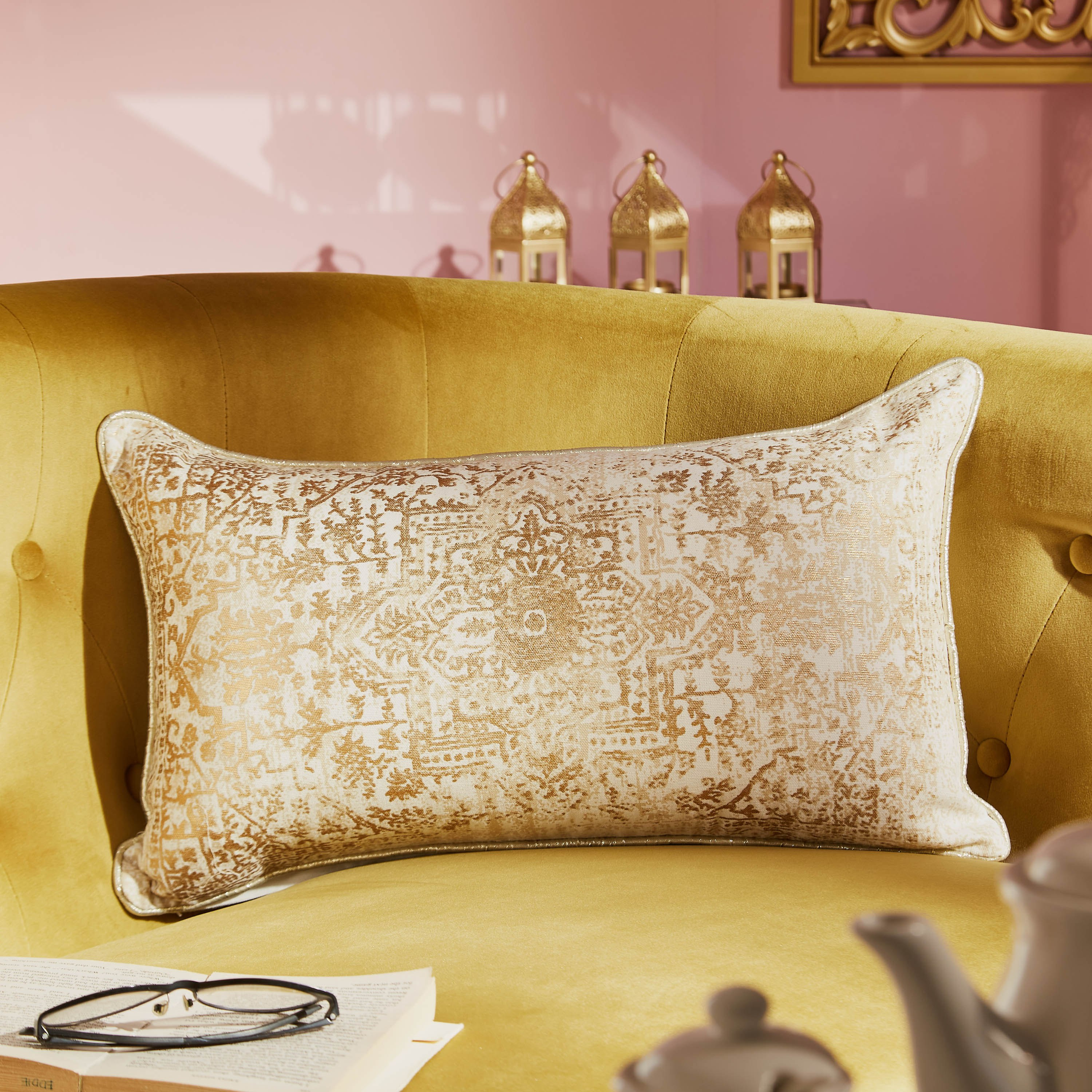 وسادة محشوة بطبعات معدنية بريت من بترا - 30x50 سم-hbxlivingroom-furnishings-cushionsandcovers-filledcushions-image-1
