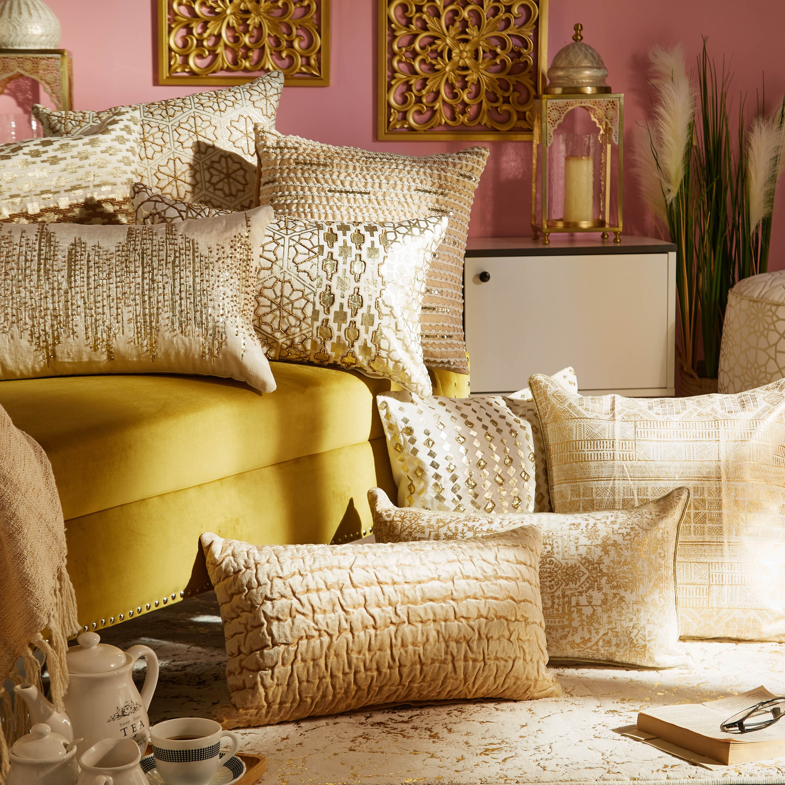 وسادة محشوة بطبعات معدنية بريت من بترا - 30x50 سم-hbxlivingroom-furnishings-cushionsandcovers-filledcushions-image-4