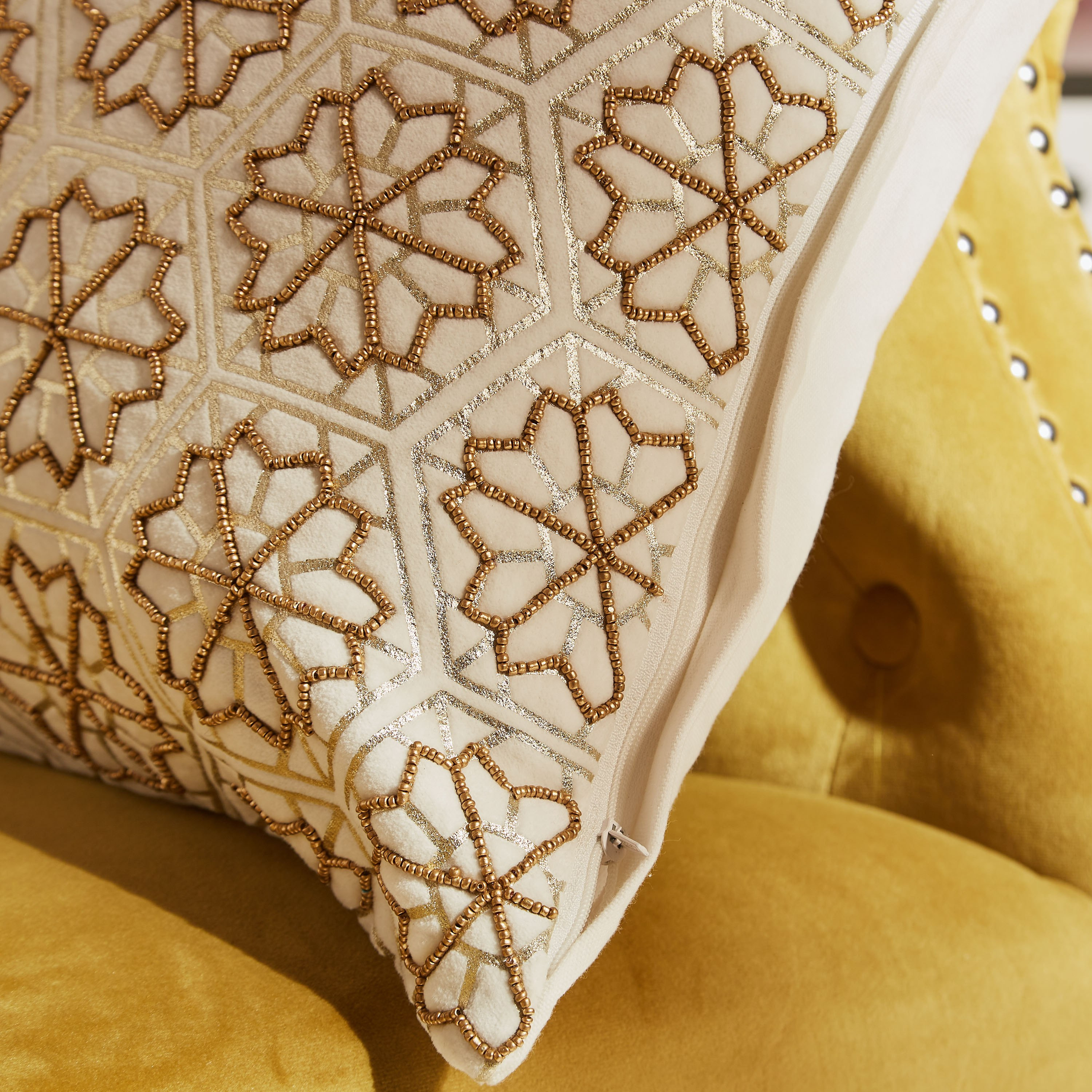غطاء وسادة مخملي مزين بالخرز الين من بترا - 45x45 سم-PROMO_HB_AE_B1G1_250925-image-3