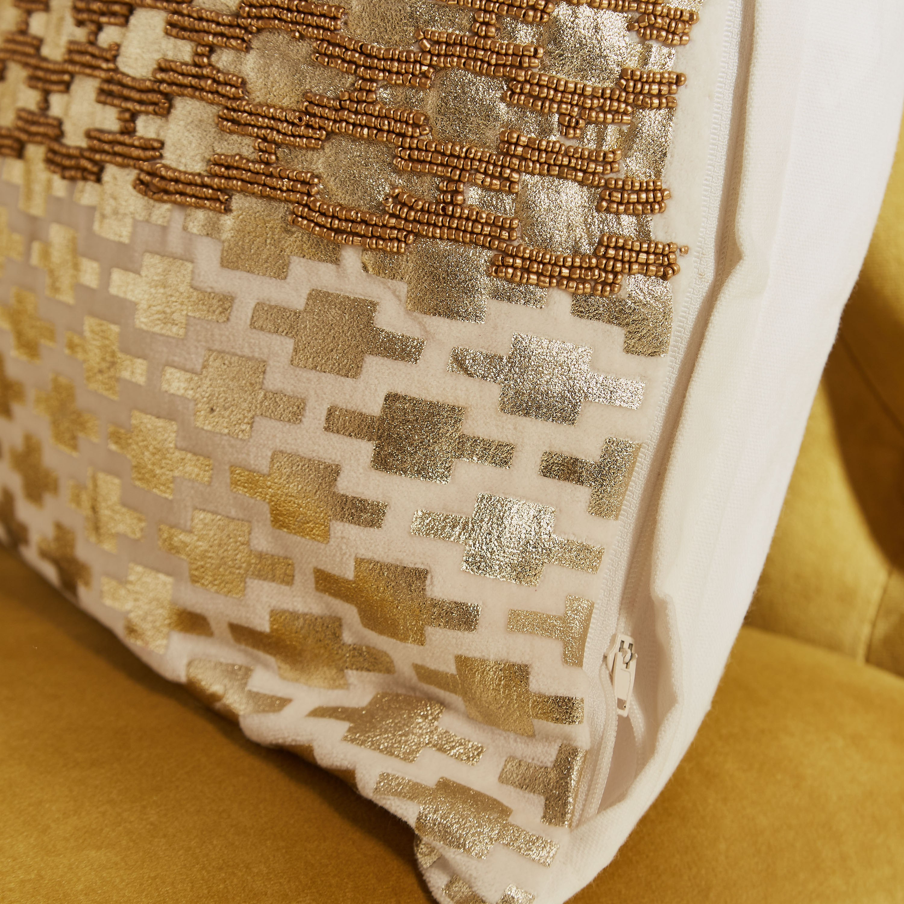 غطاء وسادة مخملي مزين بالخرز من بترا سانا - 45x45 سم-PROMO_HB_AE_B1G1_250925-image-3