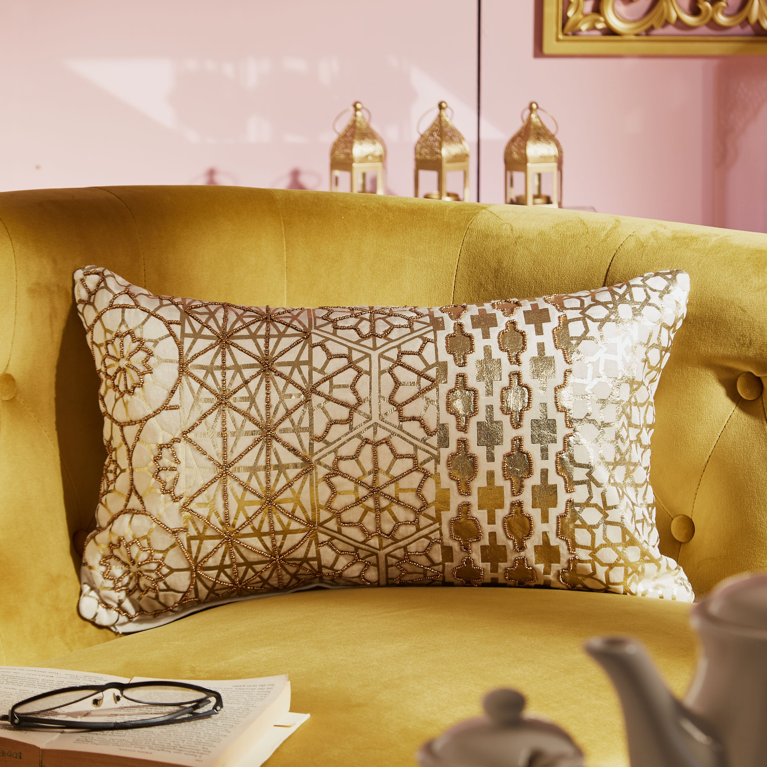 وسادة محشوة مخملية مزينة بالخرز فوراها من بترا - 45x45 سم-hbxlivingroom-furnishings-cushionsandcovers-filledcushions-image-1