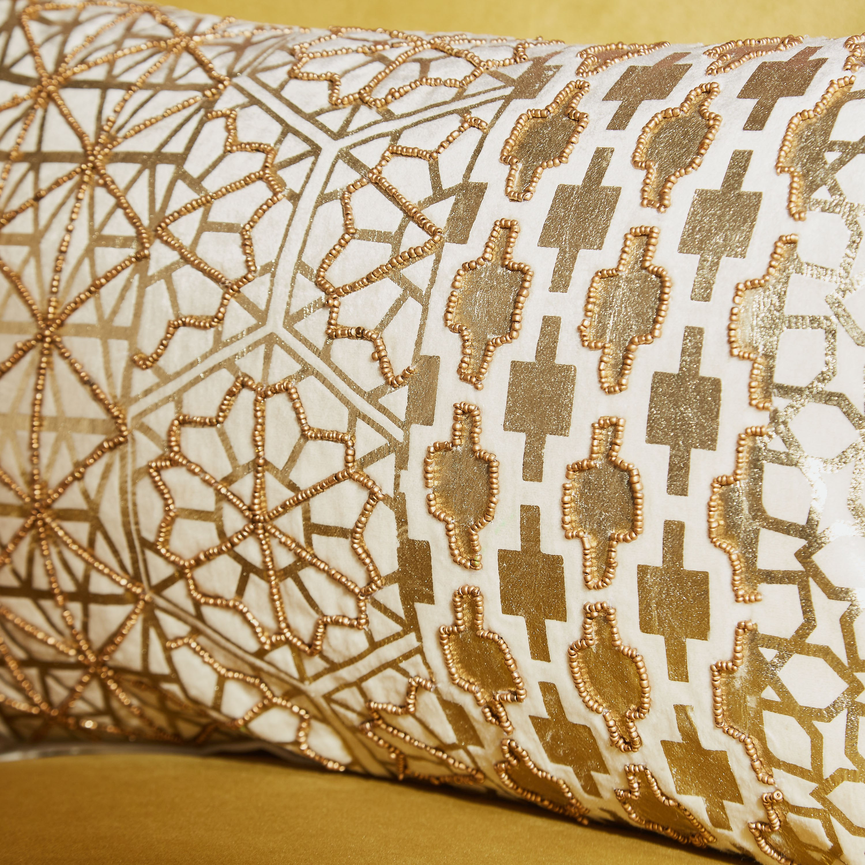 وسادة محشوة مخملية مزينة بالخرز فوراها من بترا - 45x45 سم-hbxlivingroom-furnishings-cushionsandcovers-filledcushions-image-2