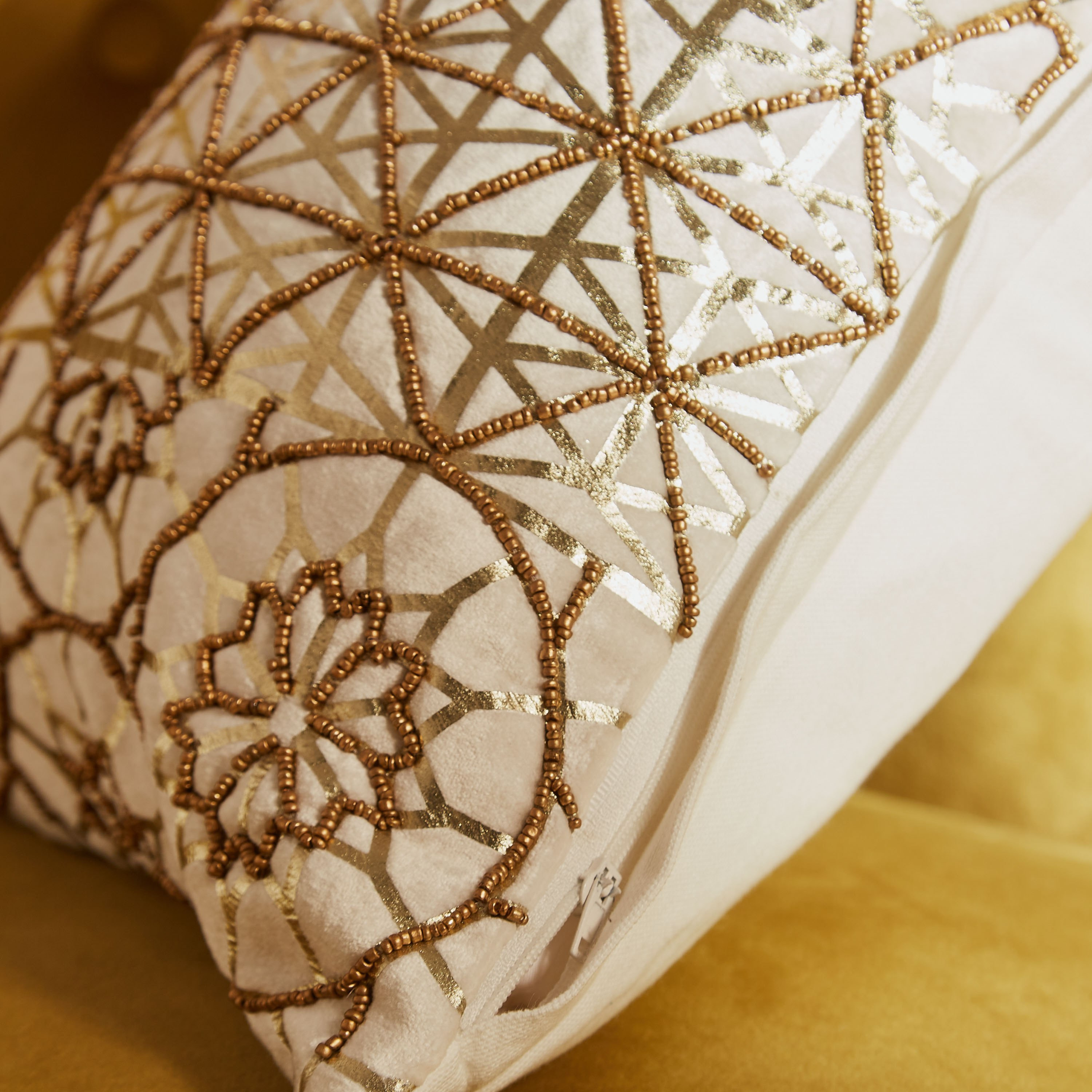 وسادة محشوة مخملية مزينة بالخرز فوراها من بترا - 45x45 سم-hbxlivingroom-furnishings-cushionsandcovers-filledcushions-image-3