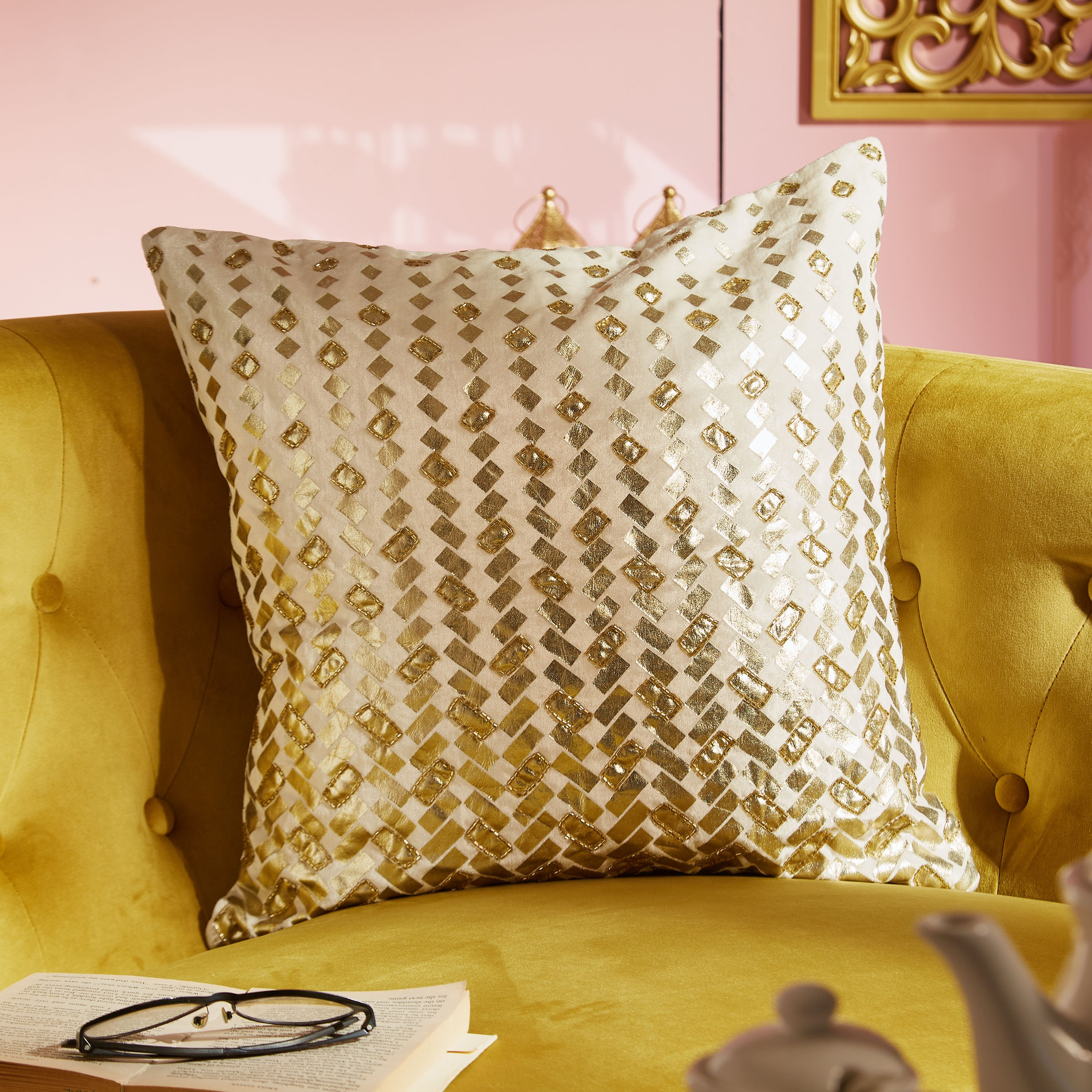 وسادة محشوة مخملية مطرزة من بترا  - 45x45 سم-hbxlivingroom-furnishings-cushionsandcovers-filledcushions-image-1