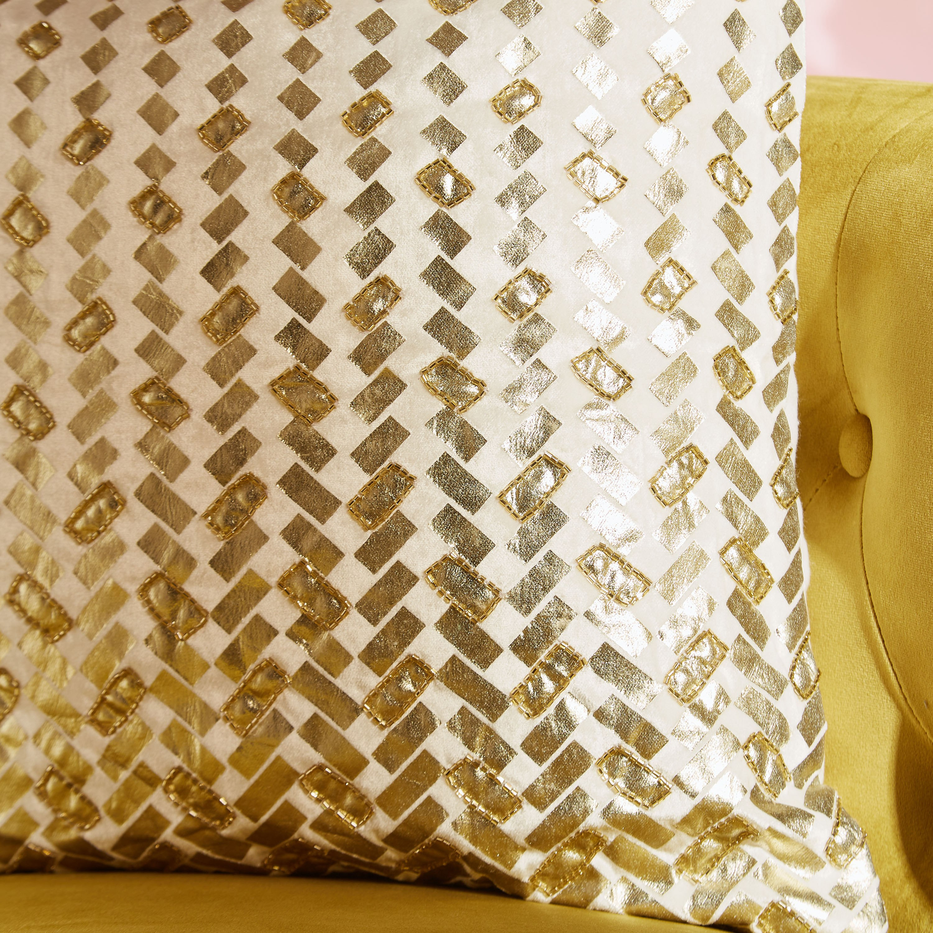 وسادة محشوة مخملية مطرزة من بترا  - 45x45 سم-hbxlivingroom-furnishings-cushionsandcovers-filledcushions-image-2