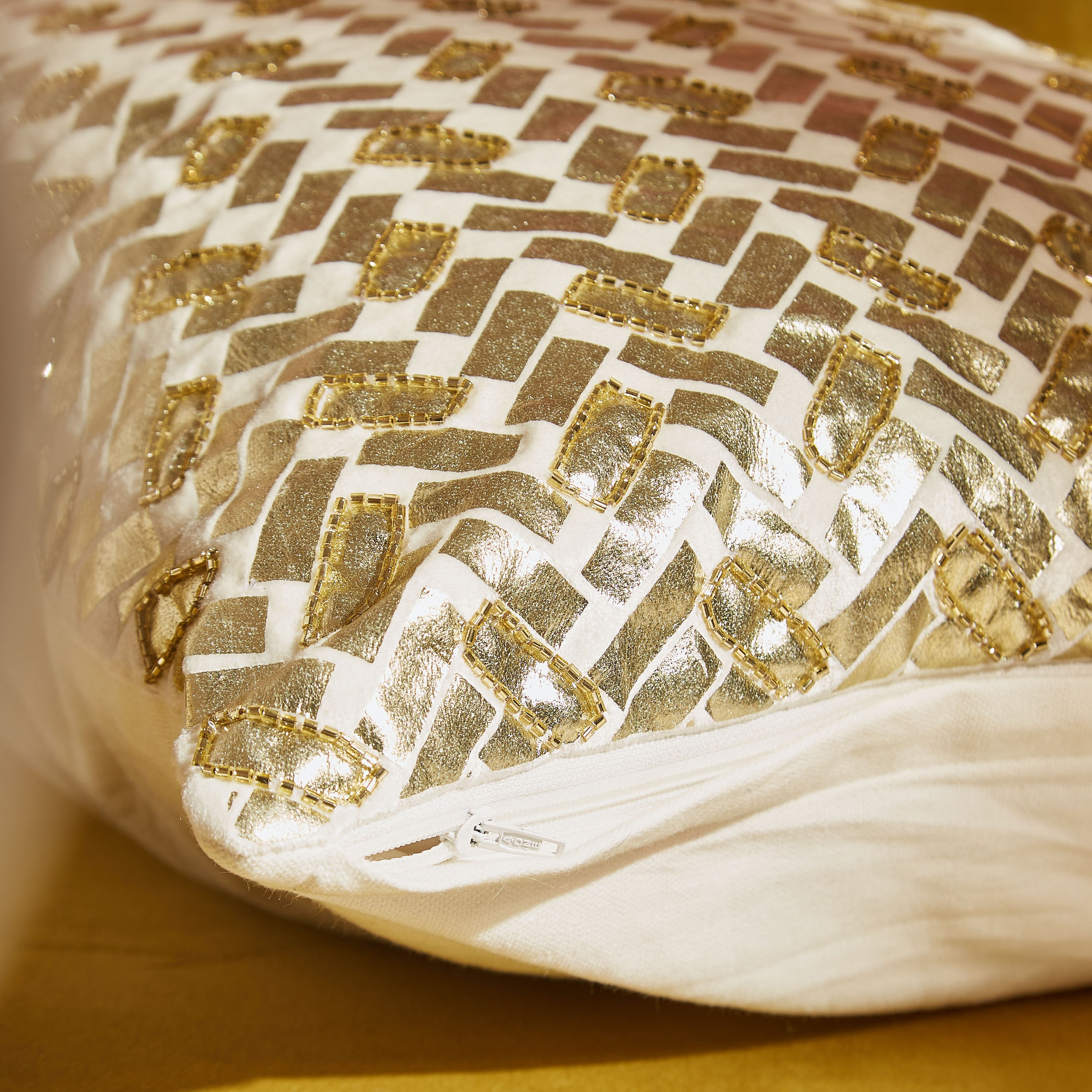 وسادة محشوة مخملية مطرزة من بترا  - 45x45 سم-hbxlivingroom-furnishings-cushionsandcovers-filledcushions-image-3