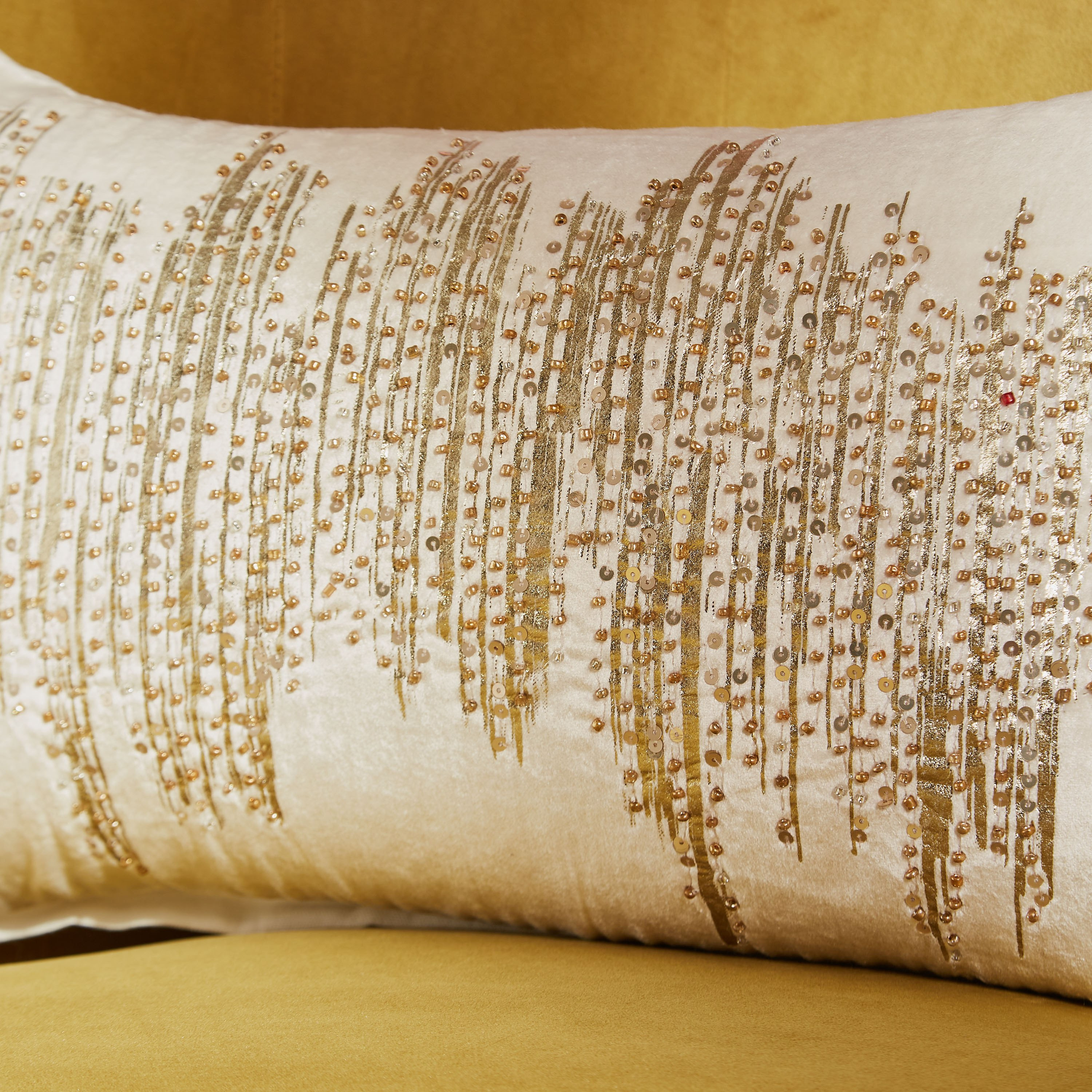 وسادة محشوة مخملية مطرزة من بترا ماسيكا - 30x50 سم-hbxlivingroom-furnishings-cushionsandcovers-filledcushions-image-1