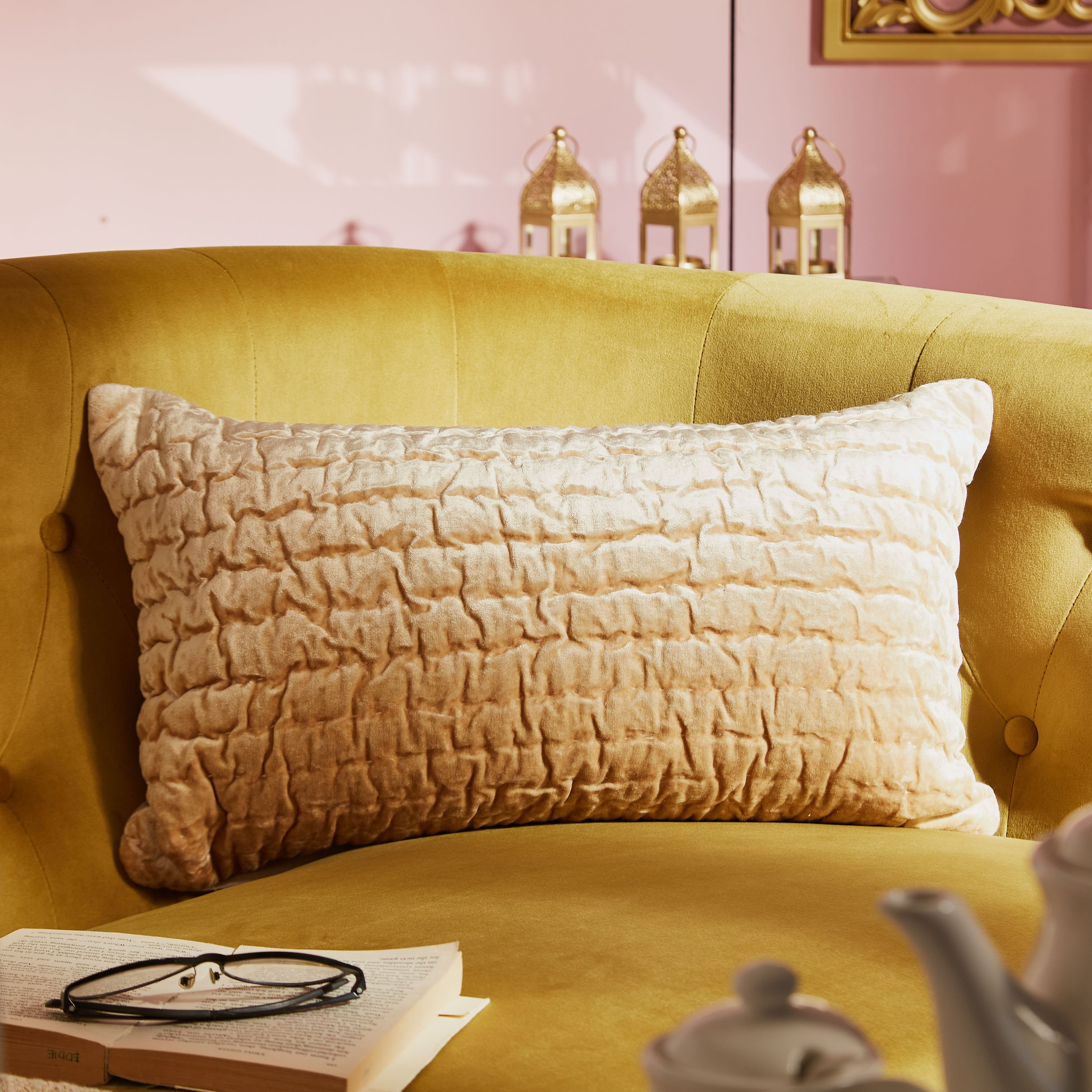 وسادة محشوة مبطنة مخملية من بترا نيا - 30x50 سم-hbxlivingroom-furnishings-cushionsandcovers-filledcushions-image-1