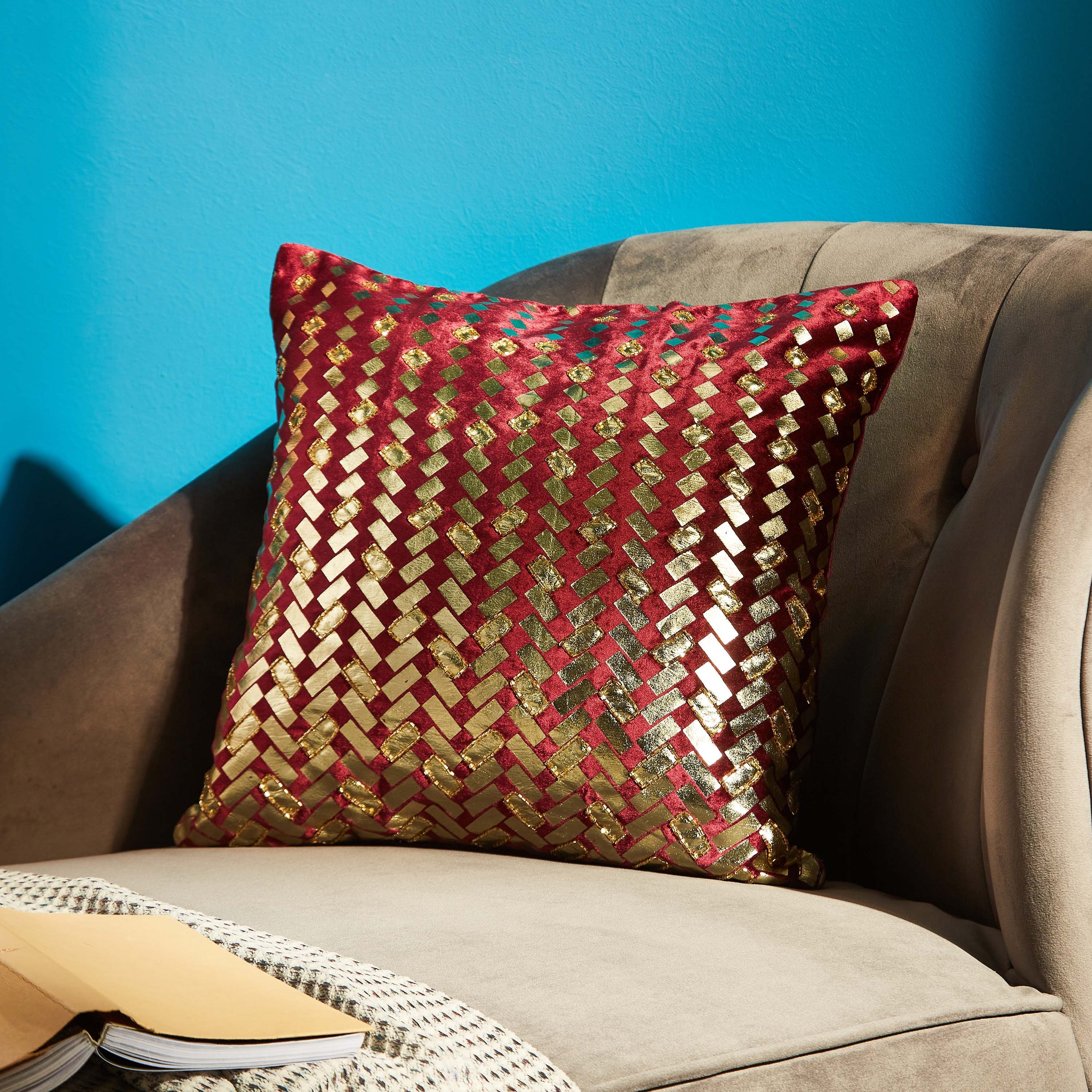 غطاء وسادة مخملي مزين بالخرز إلما من ماجيستيك - 40x40 سم-hbxhomeware-cushionsandcovers-cushioncovers-image-1
