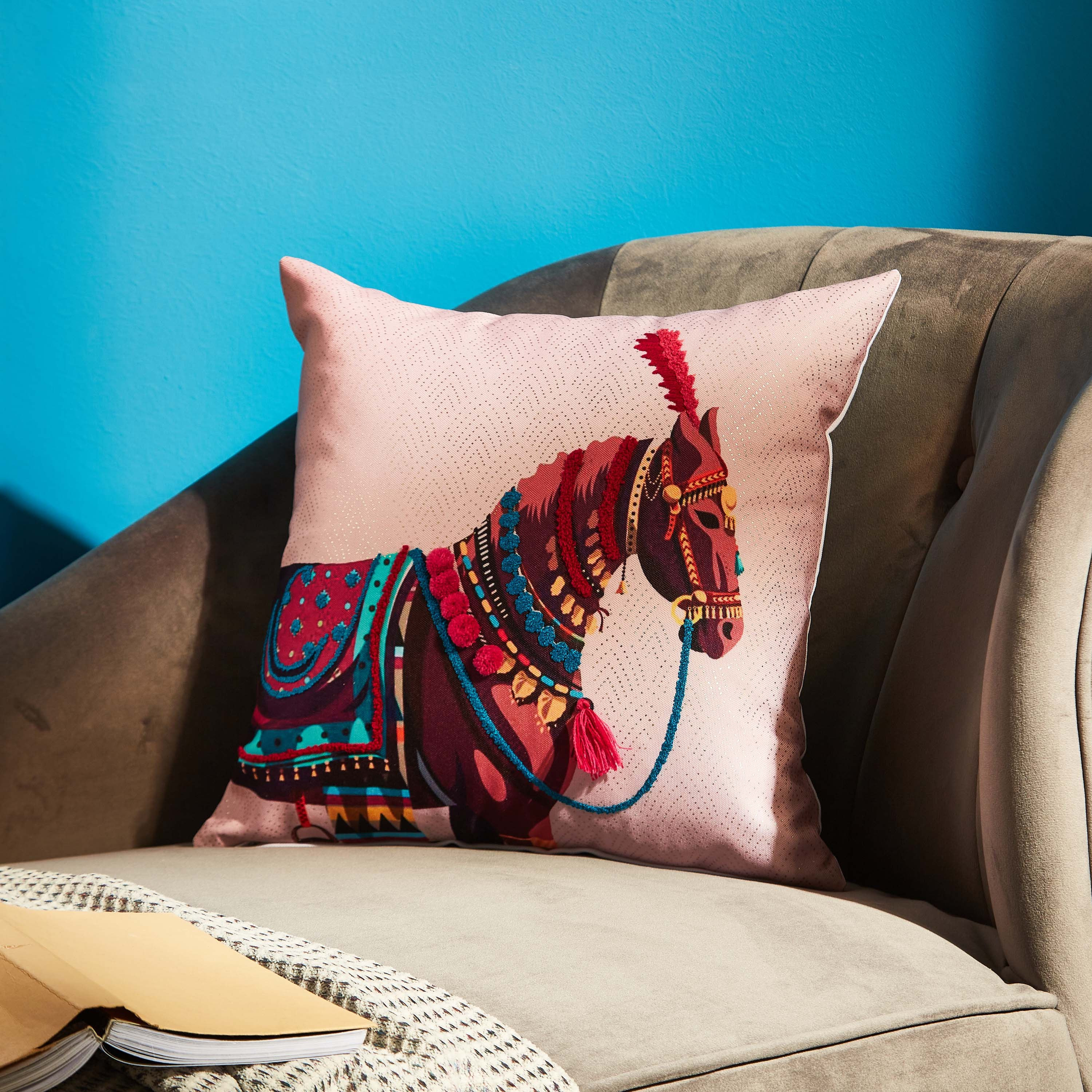 وسادة محشوة بطبعات حصان رقمية من ماجيستيك - 40x40  سم-hbxlivingroom-furnishings-cushionsandcovers-filledcushions-image-1