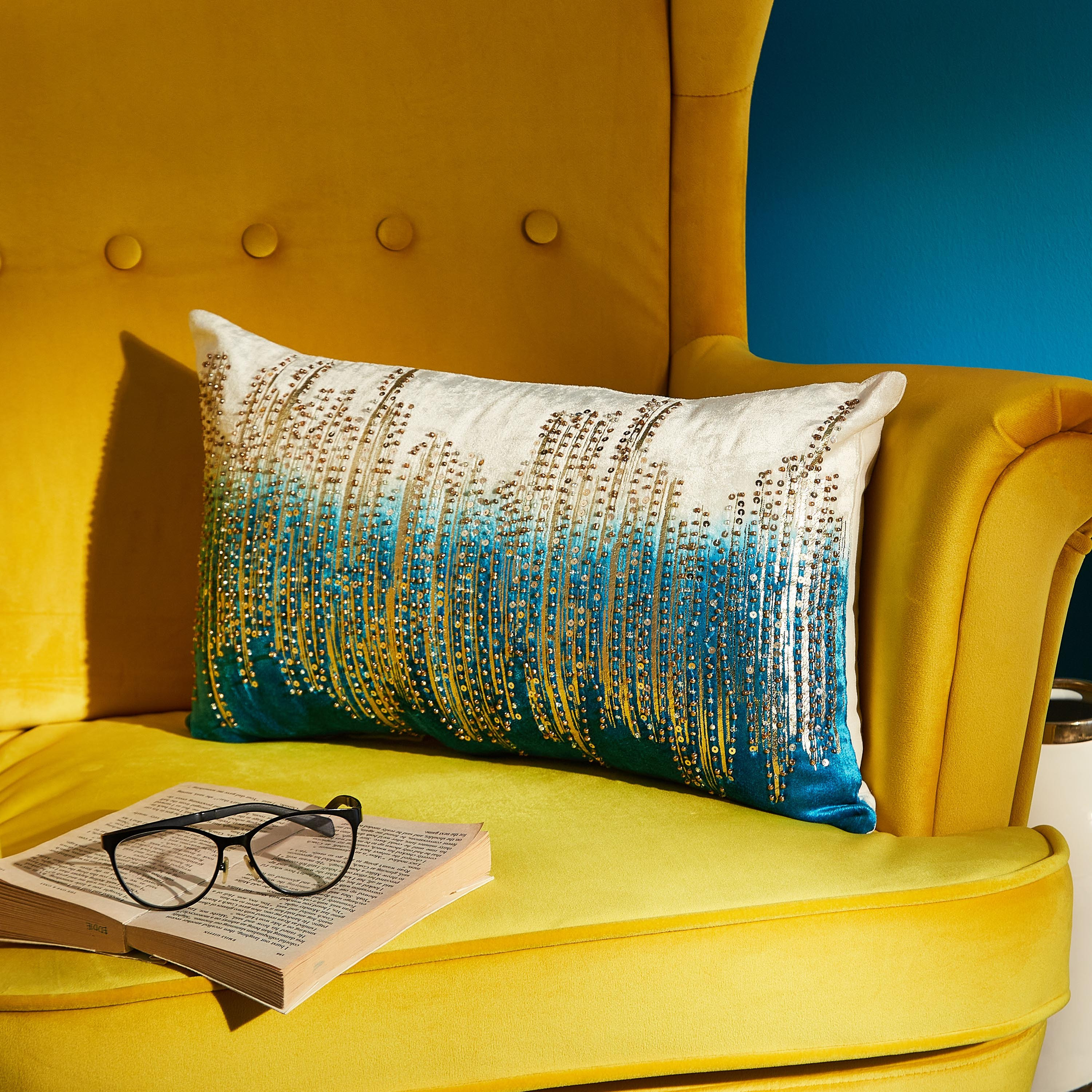 وسادة محشوة مخملية مزينة بالخرز ماهين من ميراج - 30x50 سم-hbxlivingroom-furnishings-cushionsandcovers-filledcushions-image-1