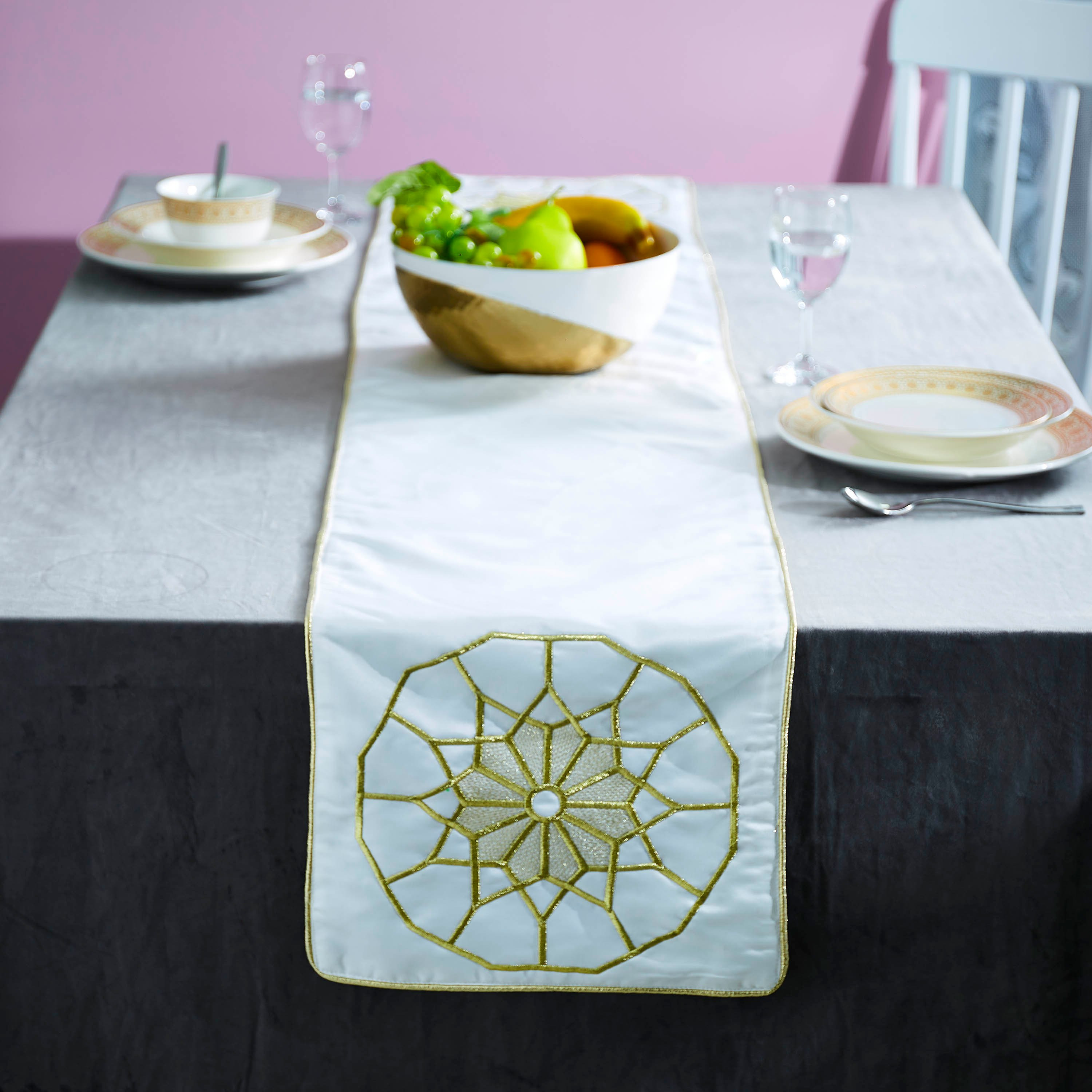 مفرش طاولة مطرز كايلين من مشربية-hbxdecorandfurnishings-homefurnishings-tablelinens-image-1