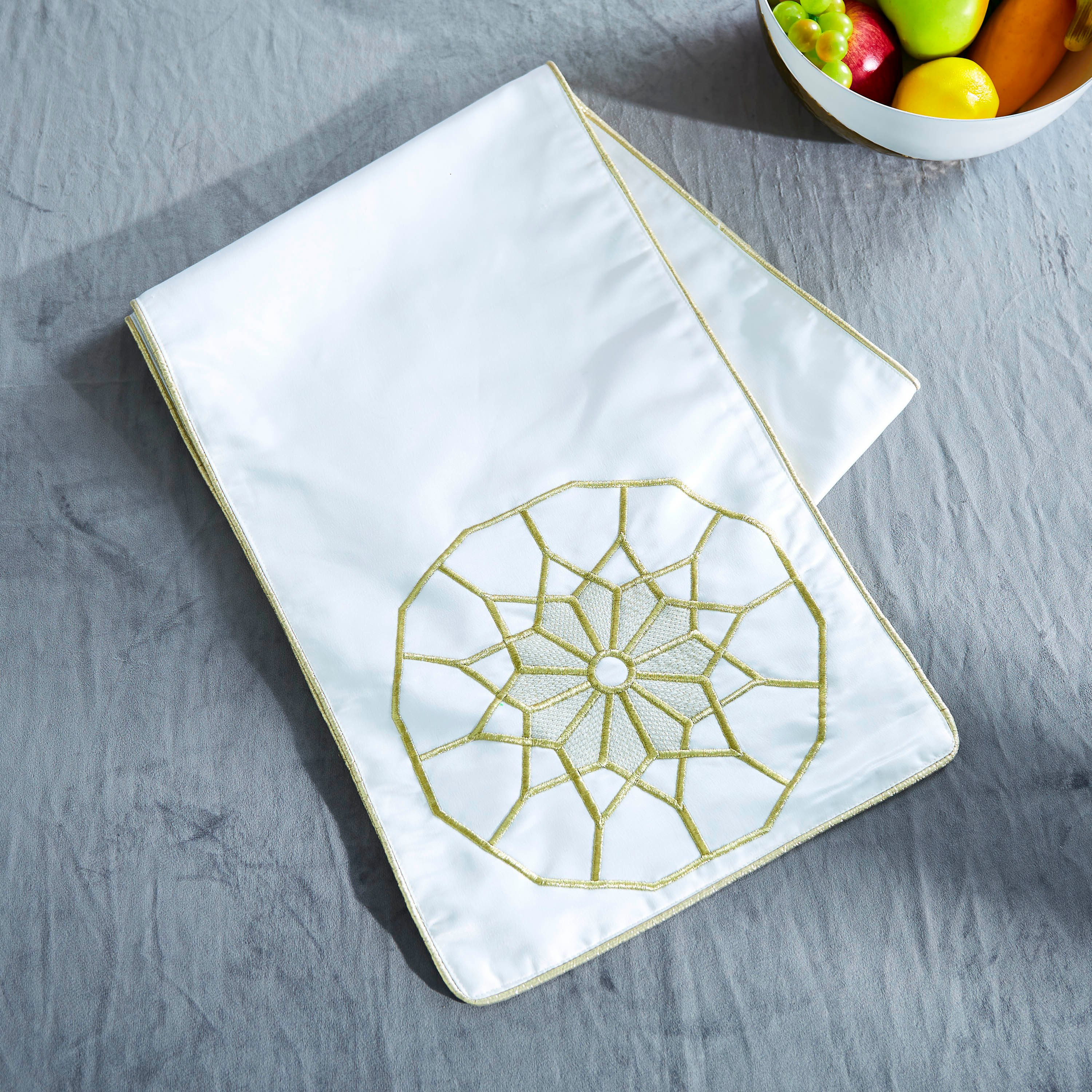 مفرش طاولة مطرز كايلين من مشربية-hbxdecorandfurnishings-homefurnishings-tablelinens-image-2