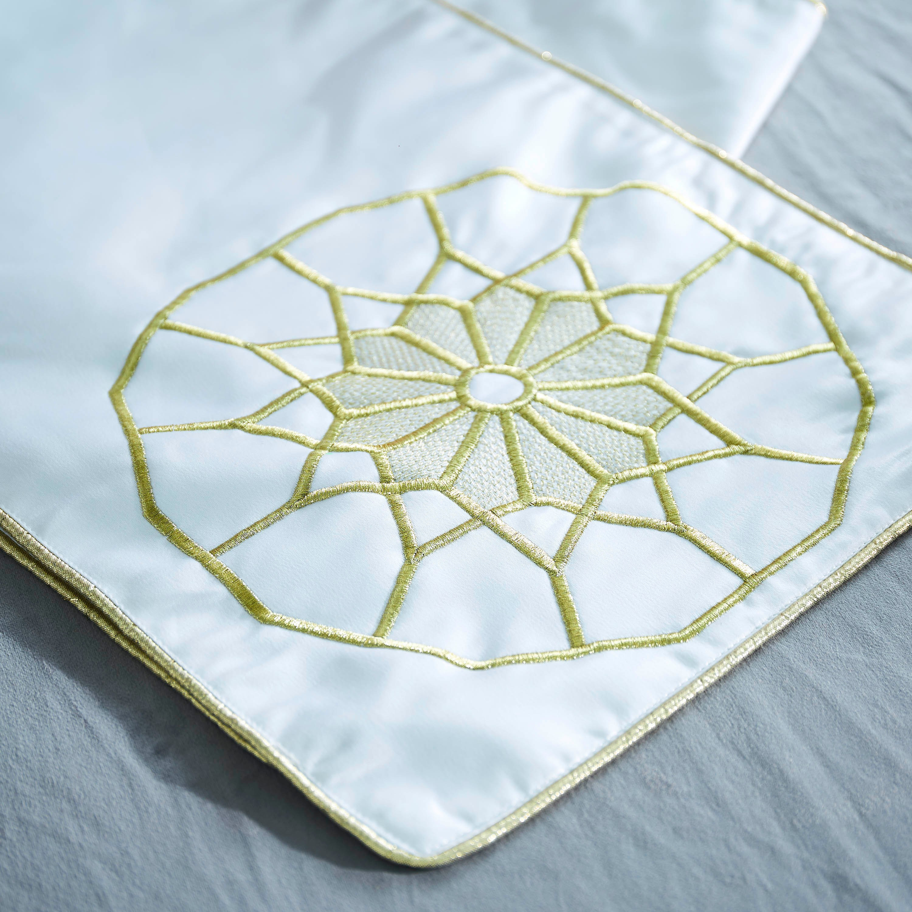 مفرش طاولة مطرز كايلين من مشربية-hbxdecorandfurnishings-homefurnishings-tablelinens-image-3