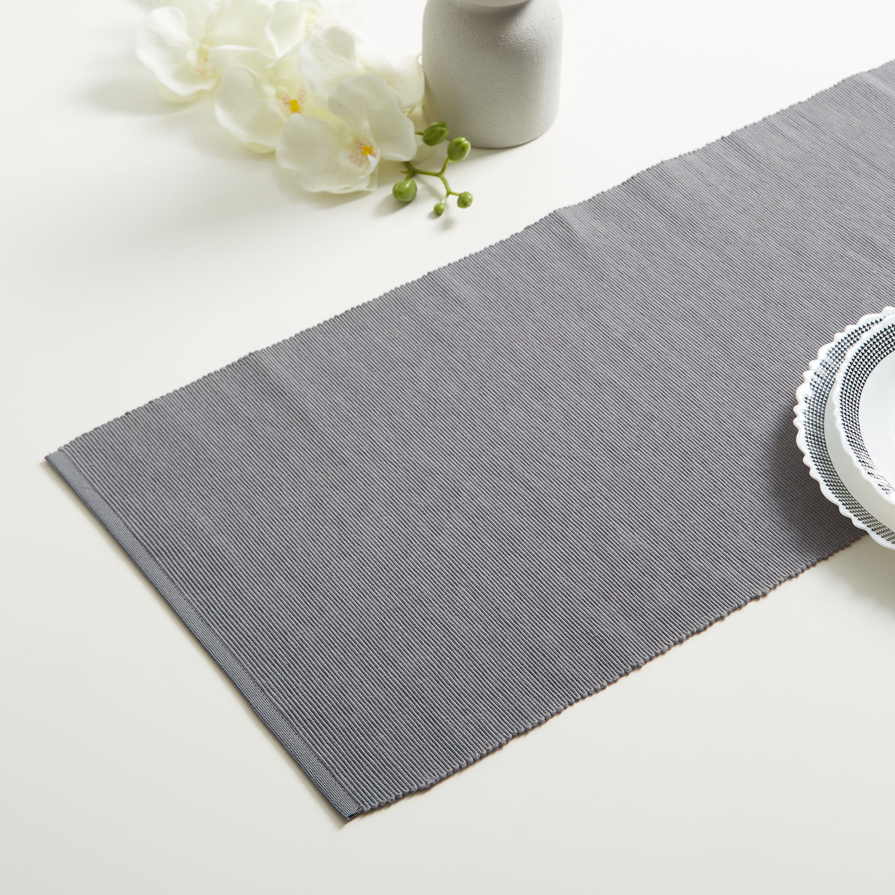 مفرش مضلّع من أتلانتا - 33x180 سم-hbxdecorandfurnishings-homefurnishings-tablelinens-image-1