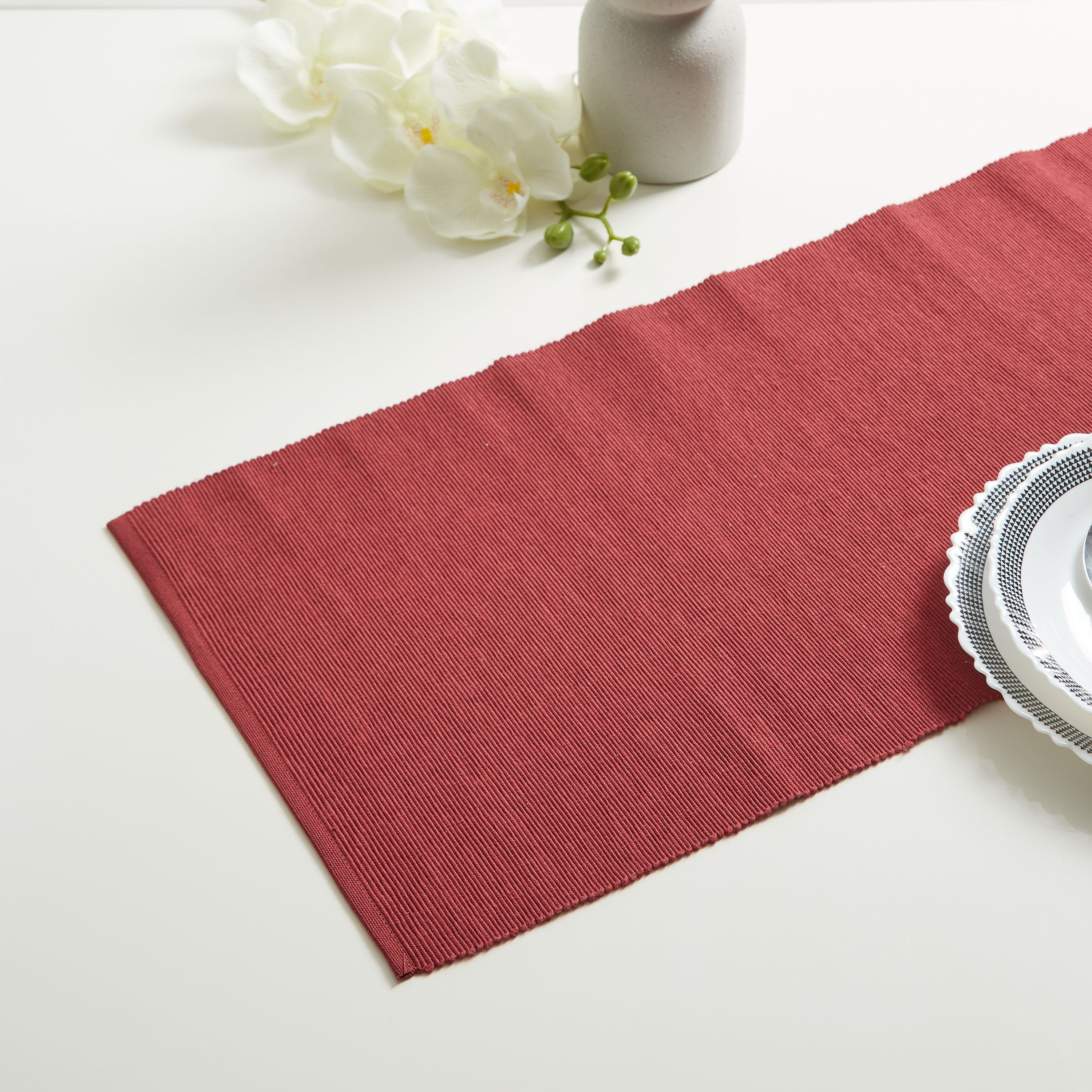 مفرش مضلّع من أتلانتا - 33x180 سم-hbxdecorandfurnishings-homefurnishings-tablelinens-image-1