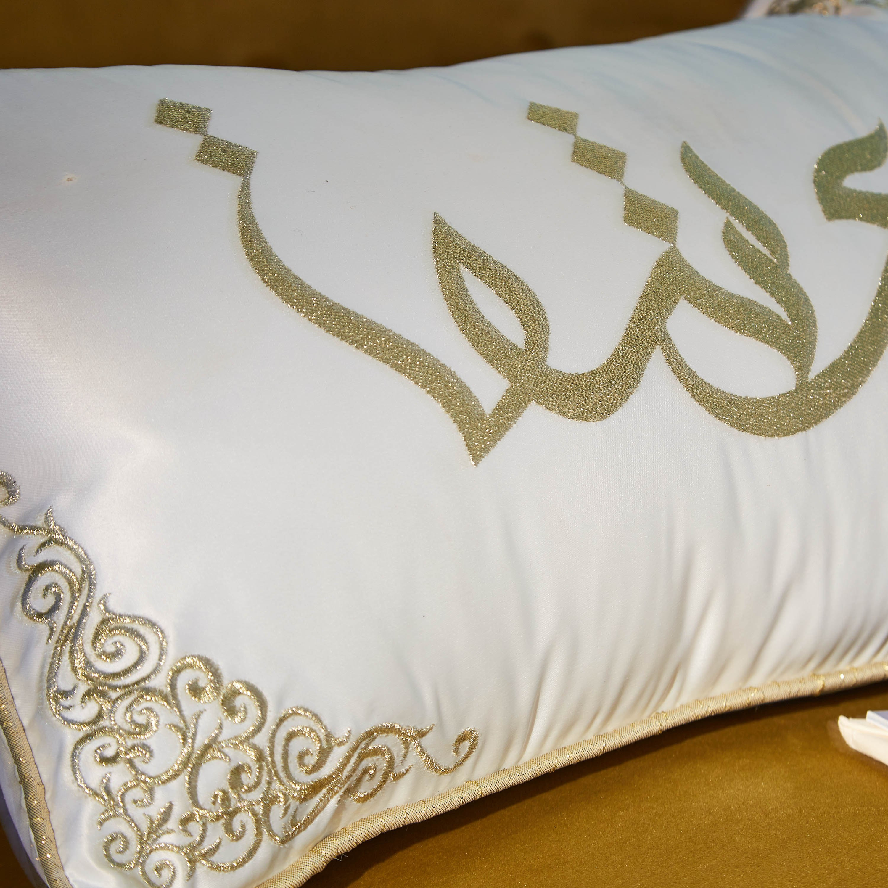 وسادة محشوة مطرزة من أدور - 30x50 سم-hbxlivingroom-furnishings-cushionsandcovers-filledcushions-image-2